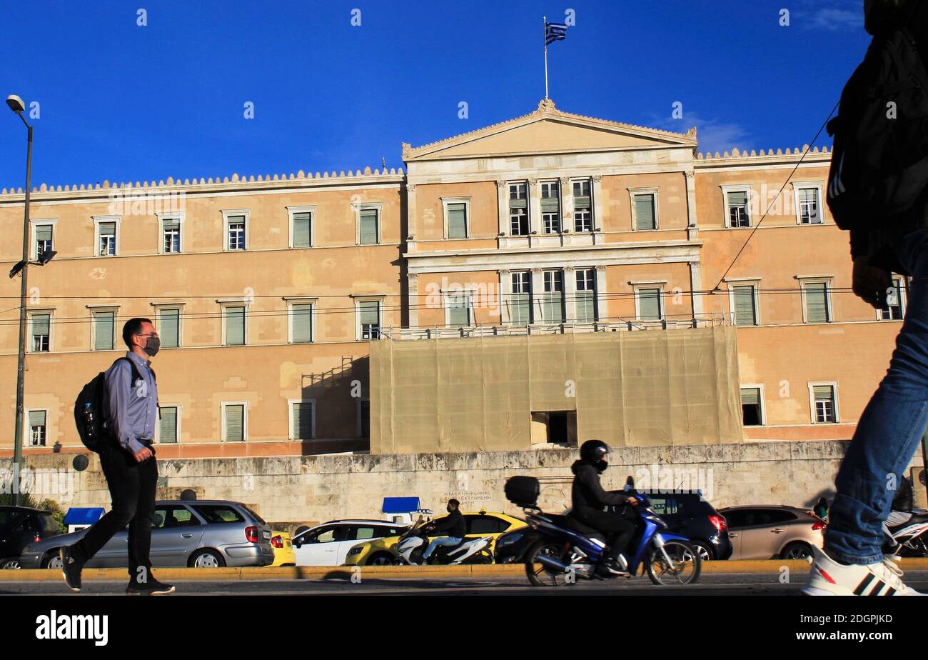 Menschen, die im Zentrum von Athen mit dem griechischen Parlament im Hintergrund spazieren - Athen, Griechenland, 5. November 2020. Stockfoto