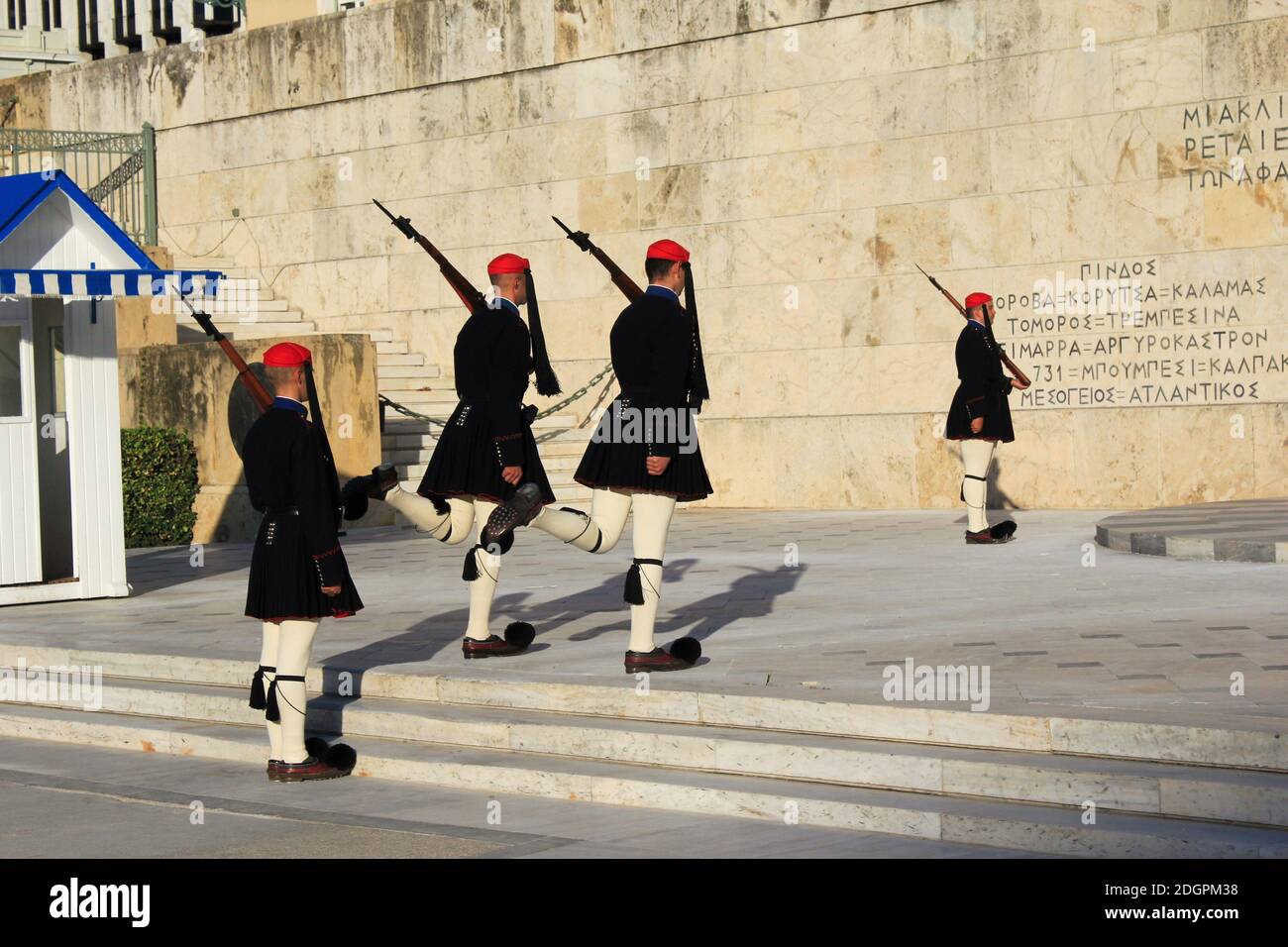 Feierliche Übergabe der Präsidentengarde vor dem Grab des unbekannten Soldaten im griechischen Parlament - Athen, Griechenland, 5. November 2020. Stockfoto