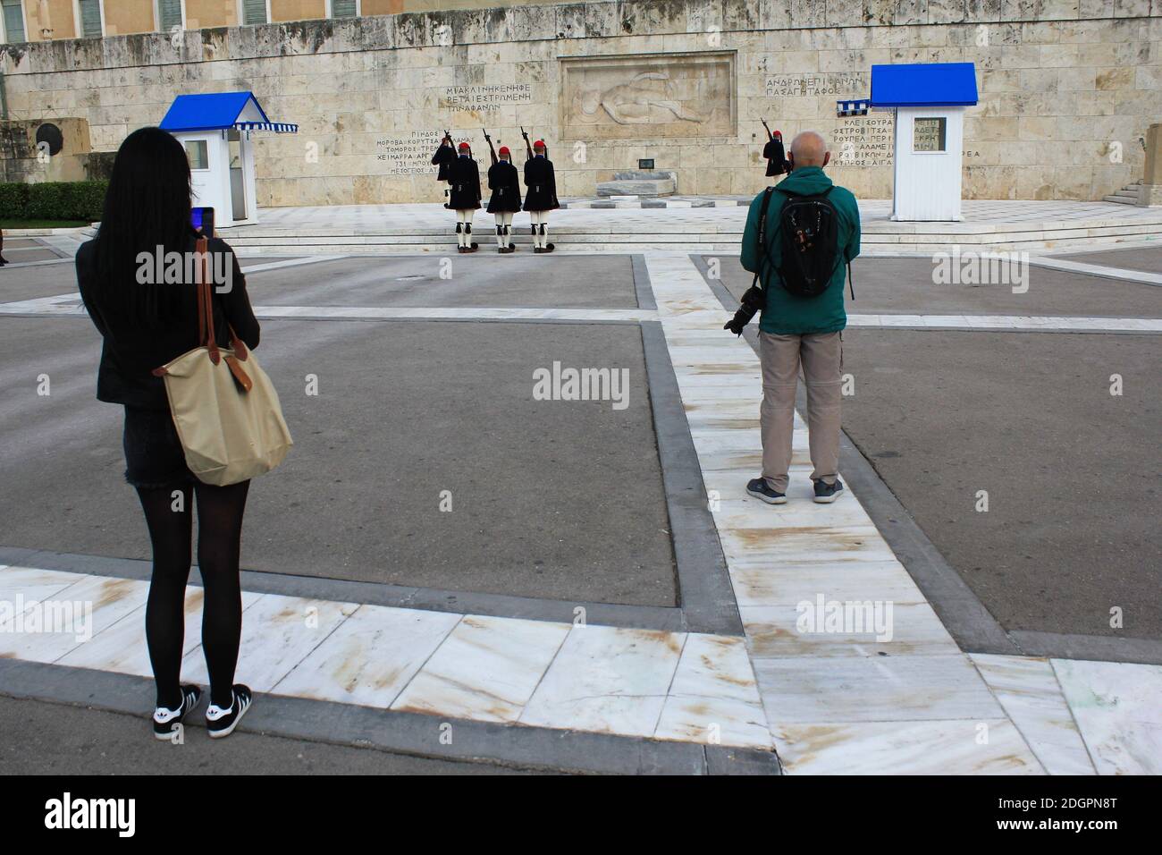 Feierliche Übergabe der Präsidentengarde vor dem Grab des unbekannten Soldaten im griechischen Parlament - Athen, Griechenland, 6. November 2020. Stockfoto