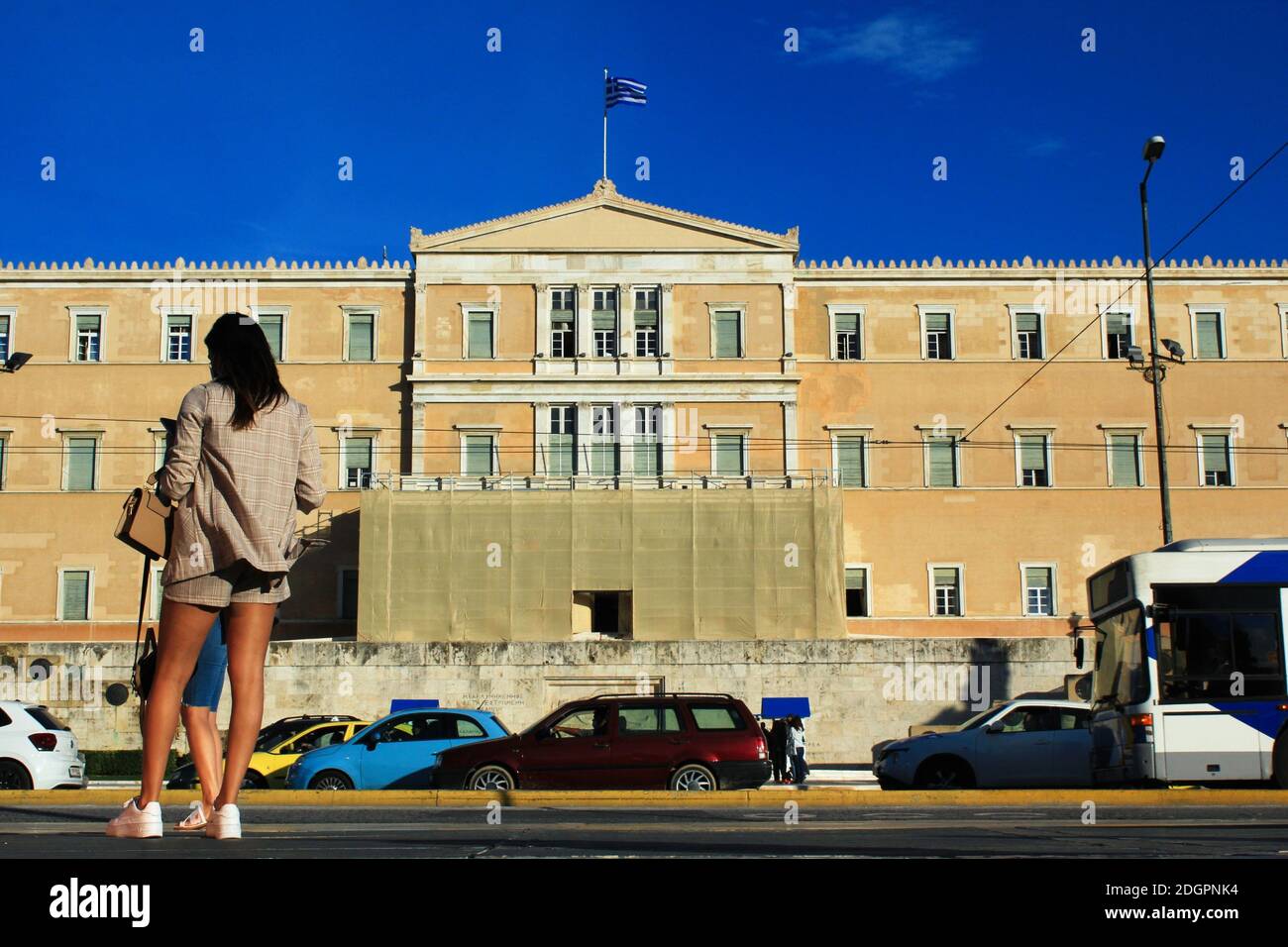 Menschen, die im Zentrum von Athen mit dem griechischen Parlament im Hintergrund spazieren - Athen, Griechenland, 5. November 2020. Stockfoto
