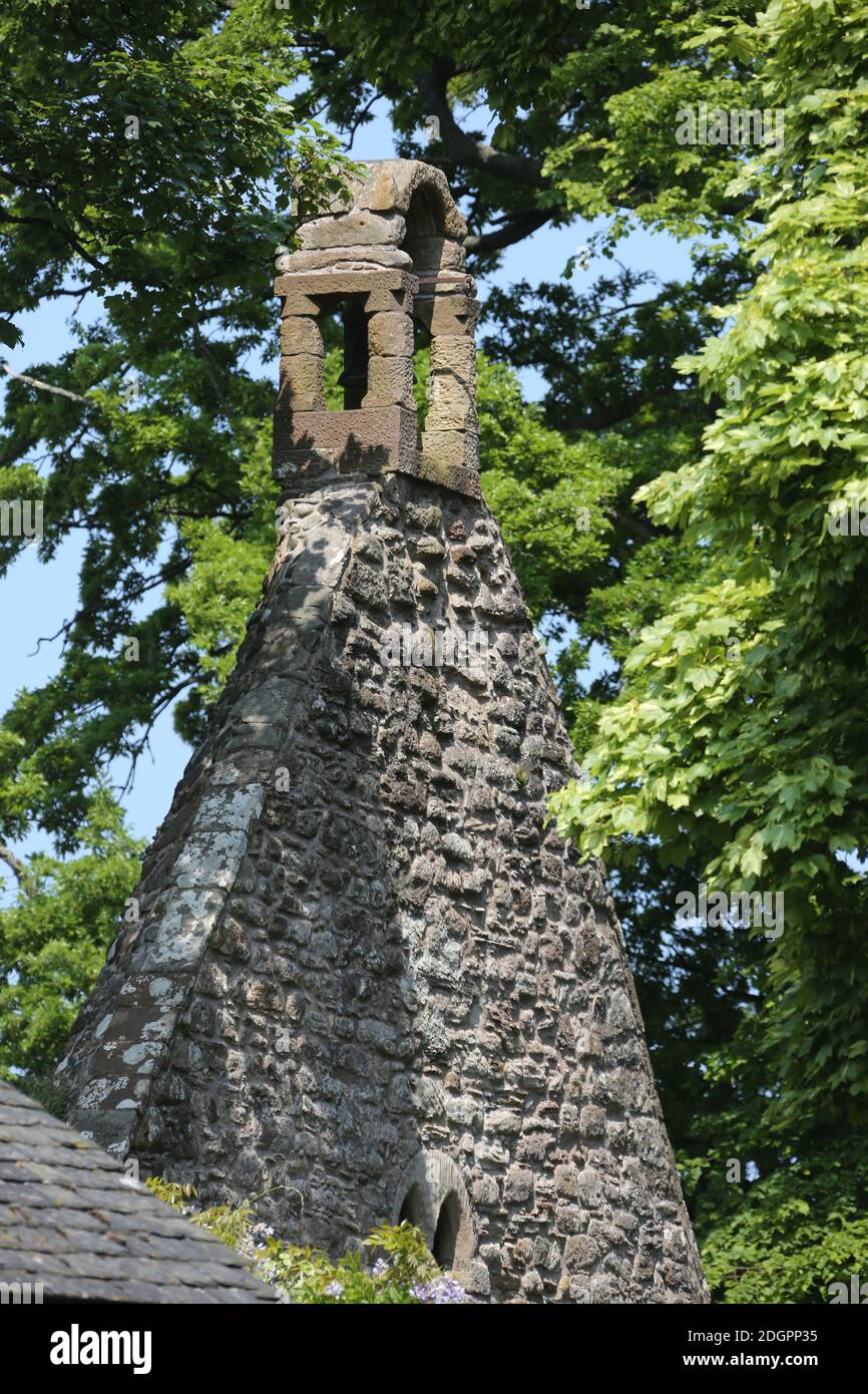 Alloway Auld Kirk, Ayrshire, Schottland, Die Alloway Auld Kirk, Die Ruine stammt aus dem 16. Jahrhundert und ist eine Ruine in Alloway, South Ayrshire, Schottland, die als Schauplatz des Hexentanzes in dem Gedicht "Tam o' Shanter" von Robert Burns gefeiert wird. Antiker Friedhof und denkmalgeschützte Kirche der Kategorie A, der dazugehörige Friedhof ist in Kategorie B aufgeführt. Andere bemerkenswerte Menschen, die hier begraben sind Lord Alloway und Charles Acton Broke. Er war der Sohn des Konteradmiral Sir Philip Bowes Acton Broke, der als erster ein amerikanisches Schiff im Krieg von 1812 besiegte und einnahm. Stockfoto