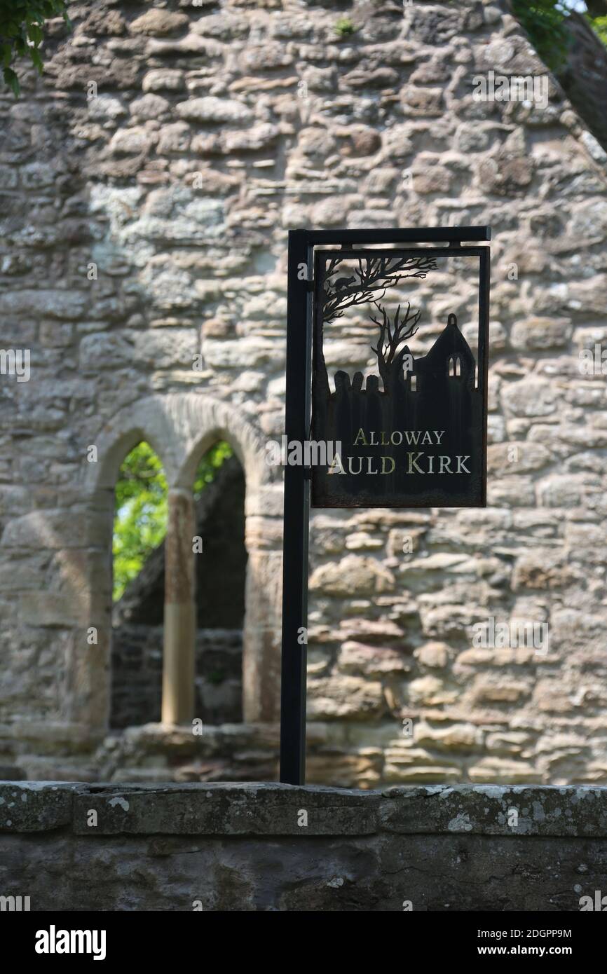 Alloway Auld Kirk, Ayrshire, Schottland, Die Alloway Auld Kirk, Die Ruine stammt aus dem 16. Jahrhundert und ist eine Ruine in Alloway, South Ayrshire, Schottland, die als Schauplatz des Hexentanzes in dem Gedicht "Tam o' Shanter" von Robert Burns gefeiert wird. Antiker Friedhof und denkmalgeschützte Kirche der Kategorie A, der dazugehörige Friedhof ist in Kategorie B aufgeführt. Andere bemerkenswerte Menschen, die hier begraben sind Lord Alloway und Charles Acton Broke. Er war der Sohn des Konteradmiral Sir Philip Bowes Acton Broke, der als erster ein amerikanisches Schiff im Krieg von 1812 besiegte und einnahm. Stockfoto