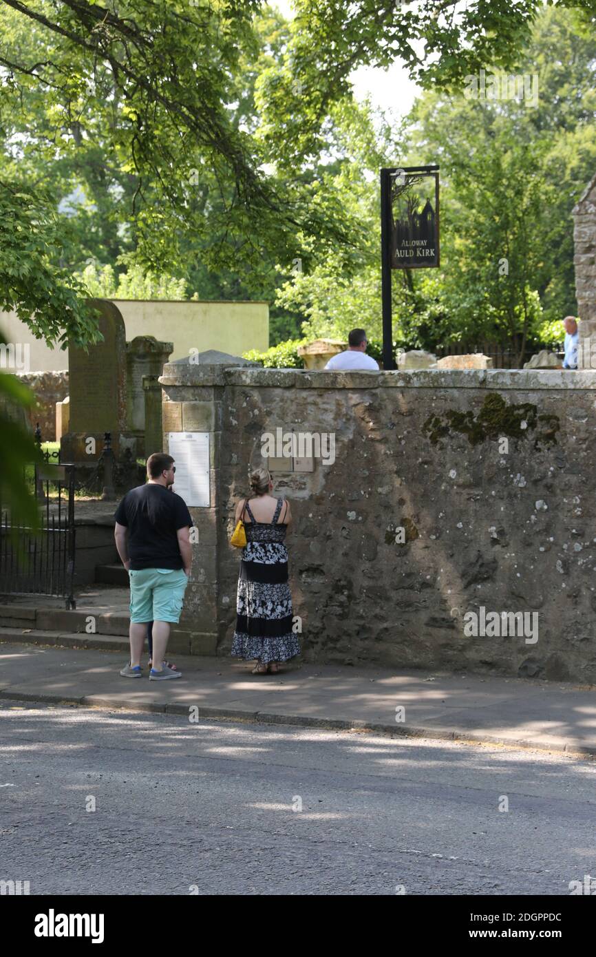 Alloway Auld Kirk, Ayrshire, Schottland, Die Alloway Auld Kirk, Die Ruine stammt aus dem 16. Jahrhundert und ist eine Ruine in Alloway, South Ayrshire, Schottland, die als Schauplatz des Hexentanzes in dem Gedicht "Tam o' Shanter" von Robert Burns gefeiert wird. Antiker Friedhof und denkmalgeschützte Kirche der Kategorie A, der dazugehörige Friedhof ist in Kategorie B aufgeführt. Andere bemerkenswerte Menschen, die hier begraben sind Lord Alloway und Charles Acton Broke. Er war der Sohn des Konteradmiral Sir Philip Bowes Acton Broke, der als erster ein amerikanisches Schiff im Krieg von 1812 besiegte und einnahm. Stockfoto