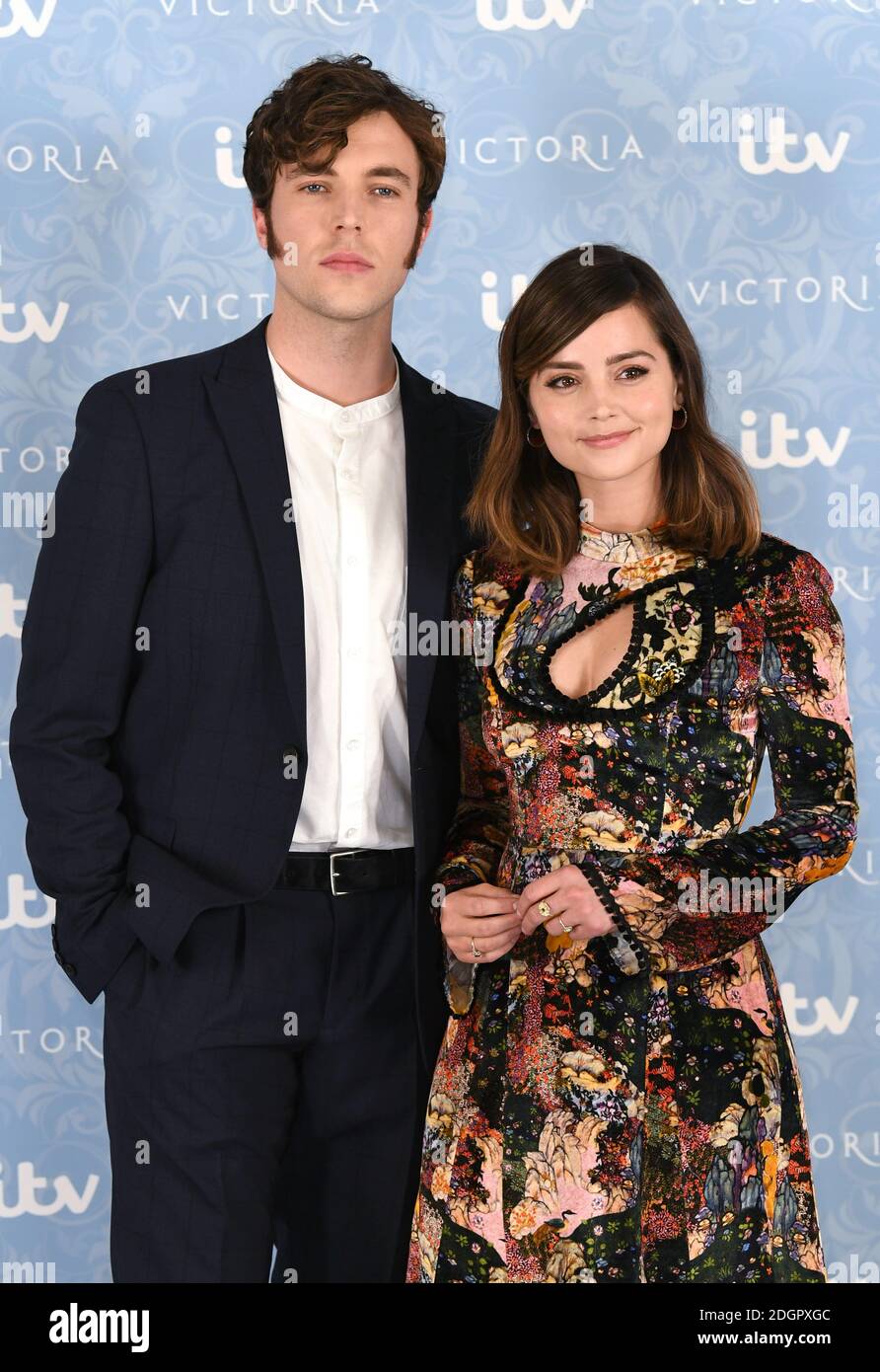 Jenna Coleman und Tom Hughes bei der Premiere von ITV's Victoria im Ham Yard Hotel, London Stockfoto