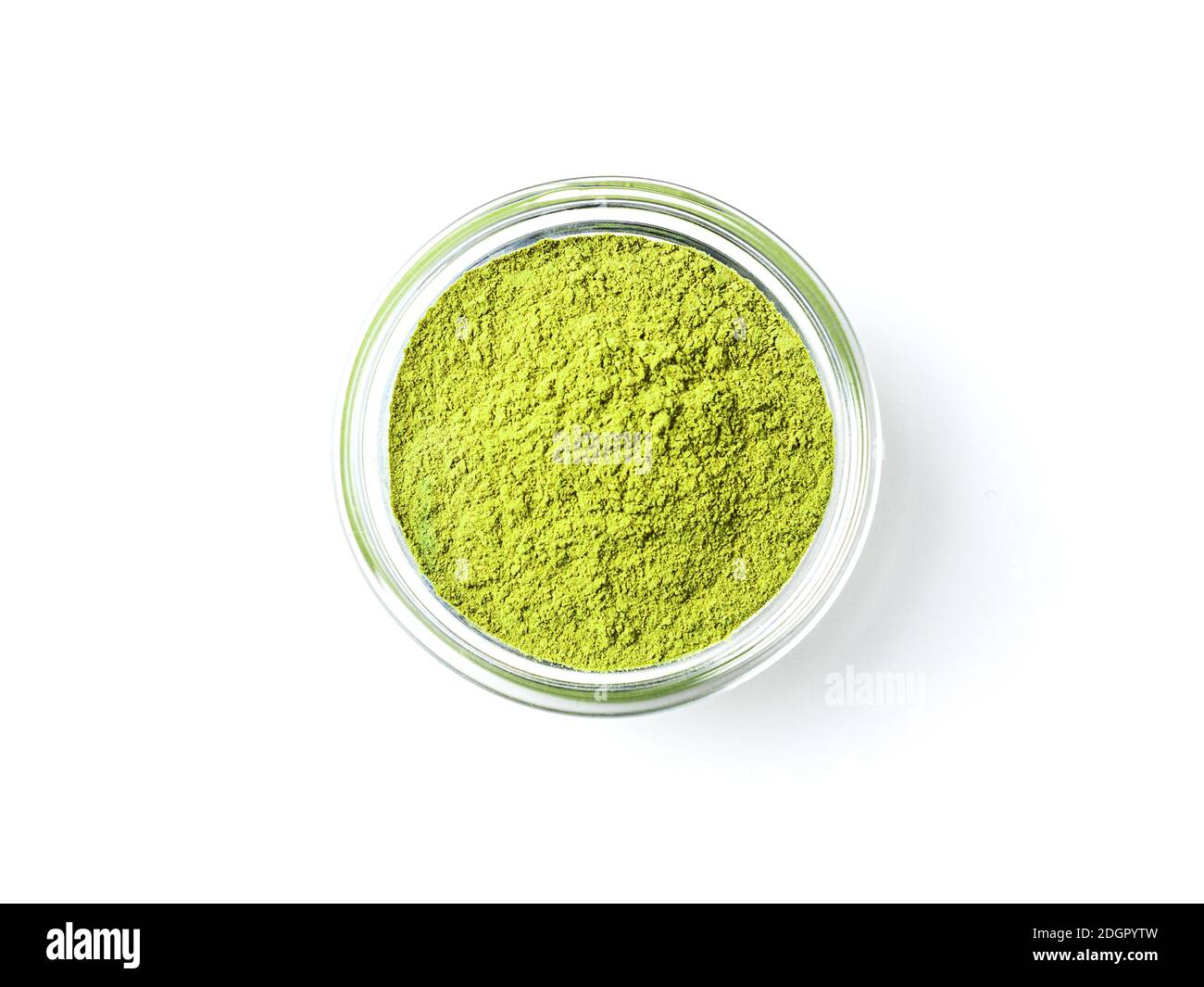 Grüner Matcha-Teepulver, weißer Hintergrund Stockfoto