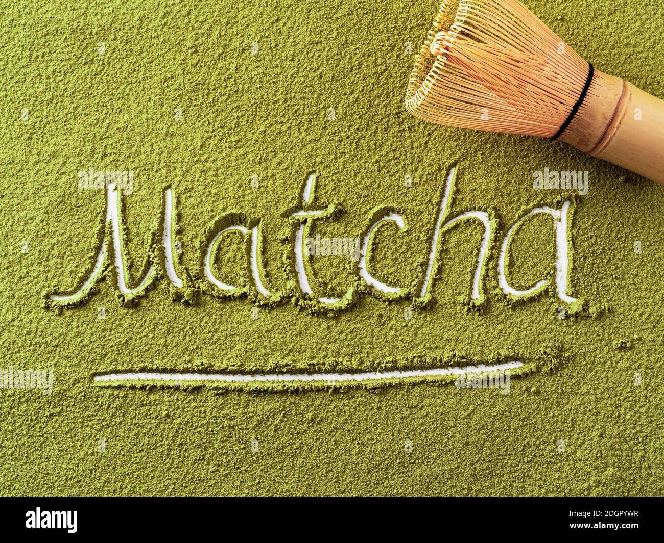 Matcha-Buchstaben über grünem Matcha-Teepulver Stockfoto
