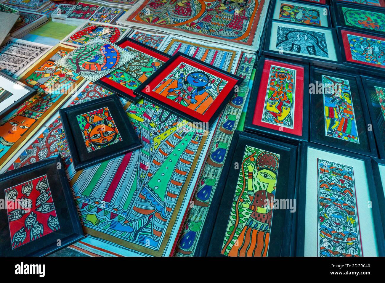 Wandmalereien aus Bihar, Indien genannt Madhubani auf Verkauf in einem kleinen Stall in der Kunstausstellung in Shilparamam, Hyderabad, Telangana, Indien Stockfoto