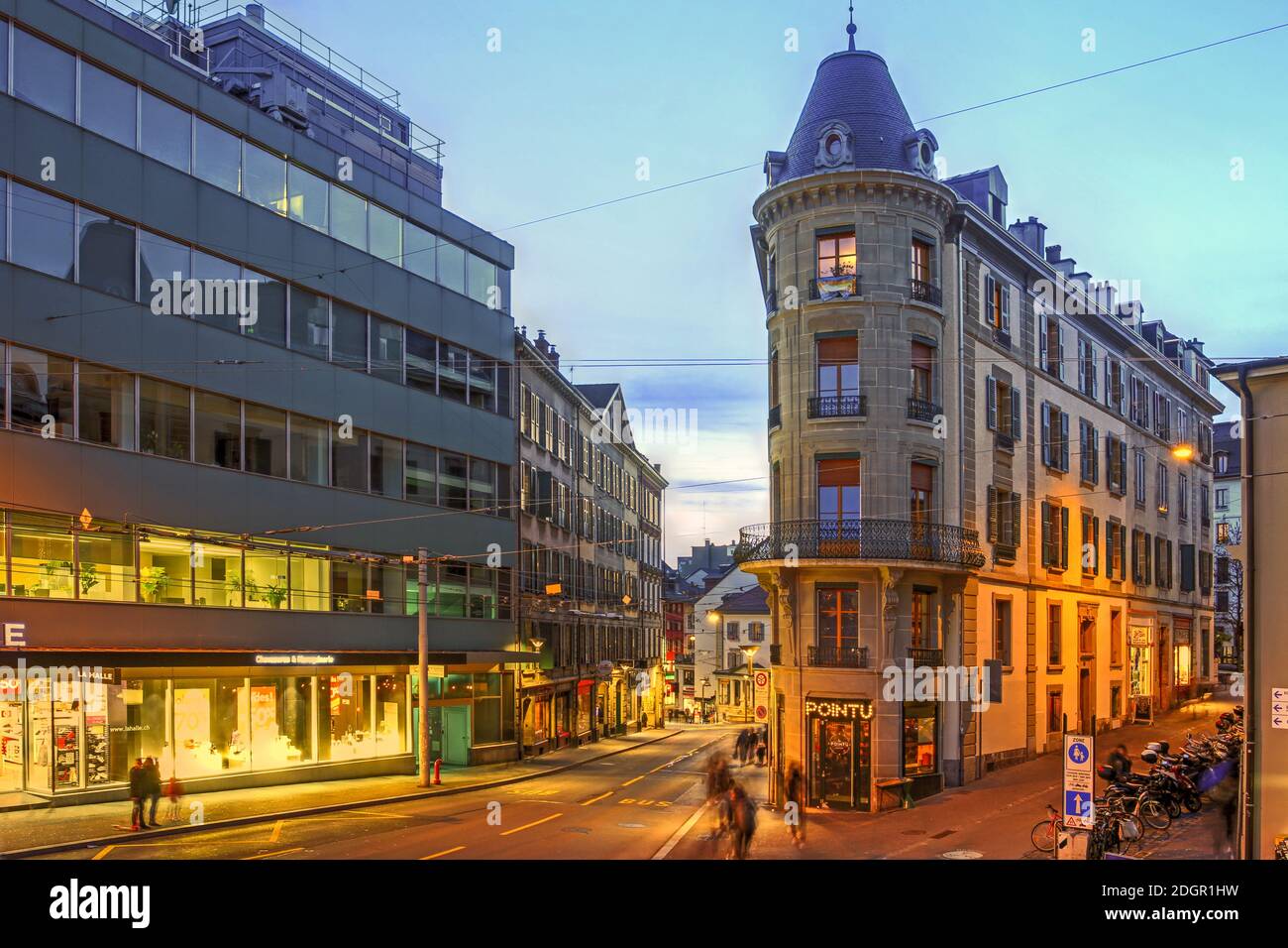 Straßenszene bei Nacht entlang der Rue Neuve in Lausanne, Schweiz, mit einigen alten Gebäuden unter den architektonischen Schätzen der Stadt. Stockfoto