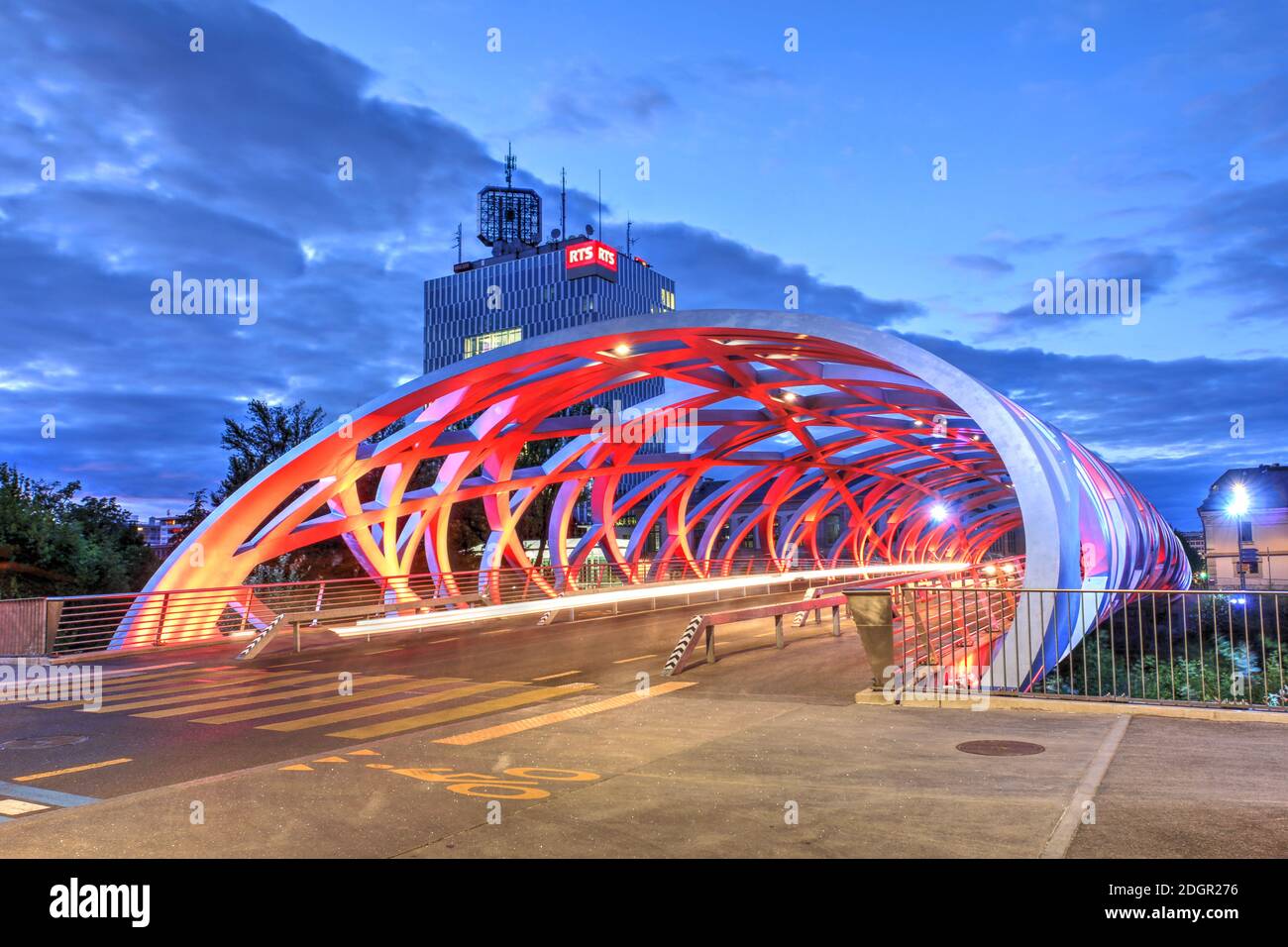Genf, Schweiz - 17. Juli 2020 - Nachtszene mit der Hans-Wilsdorf-Brücke über die Arve, die das Plainpalais und Les Acacias distric verbindet Stockfoto