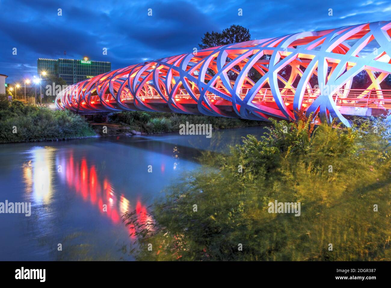 Genf, Schweiz - 17. Juli 2020 - Nachtszene mit der Hans-Wilsdorf-Brücke über die Arve, die das Plainpalais und Les Acacias distric verbindet Stockfoto