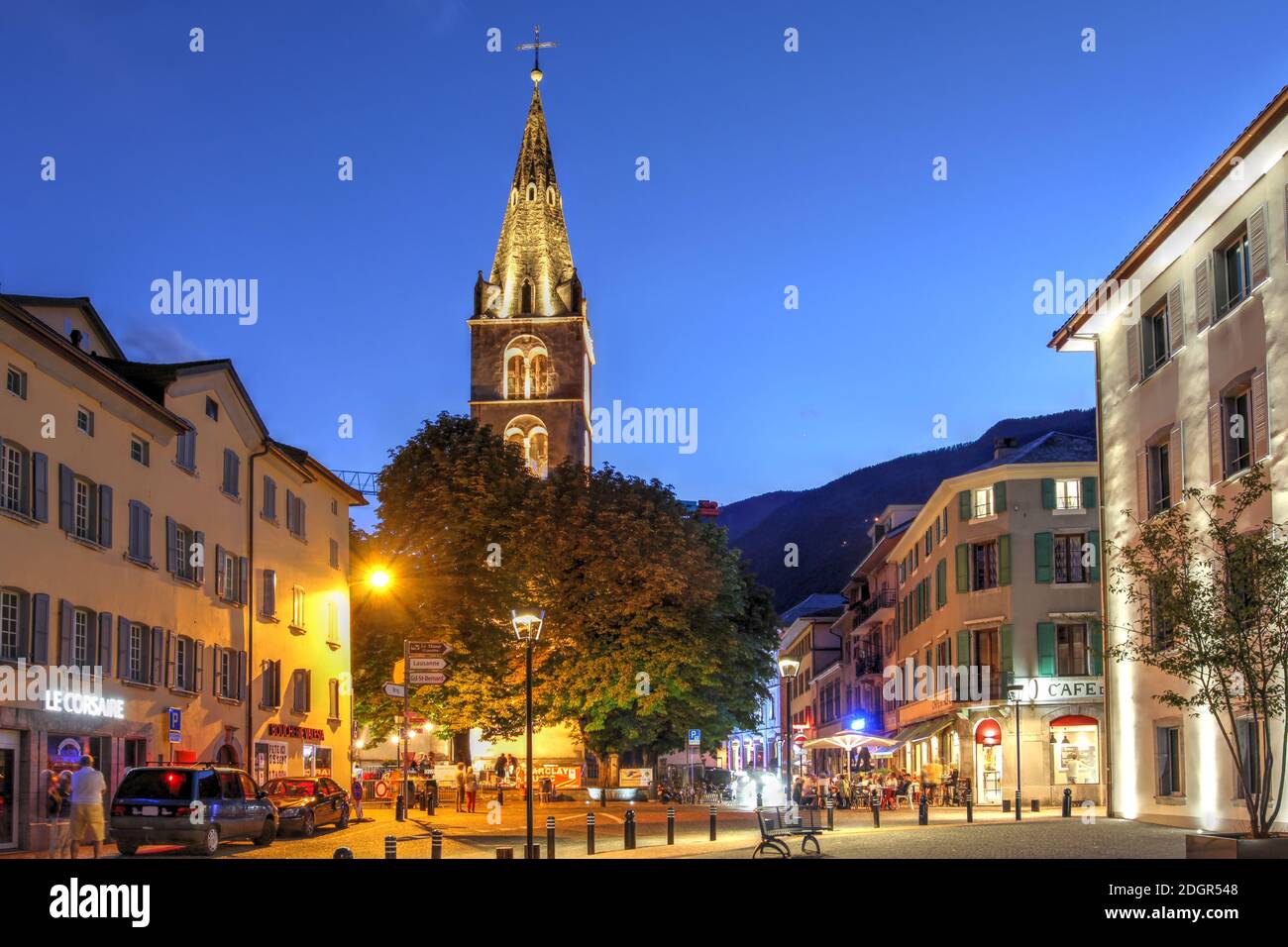 Nachtszene in Martigny, Schweiz, mit der wunderschönen Kirche Notre-Dame de la Visitation aus dem Jahr 1680. Stockfoto