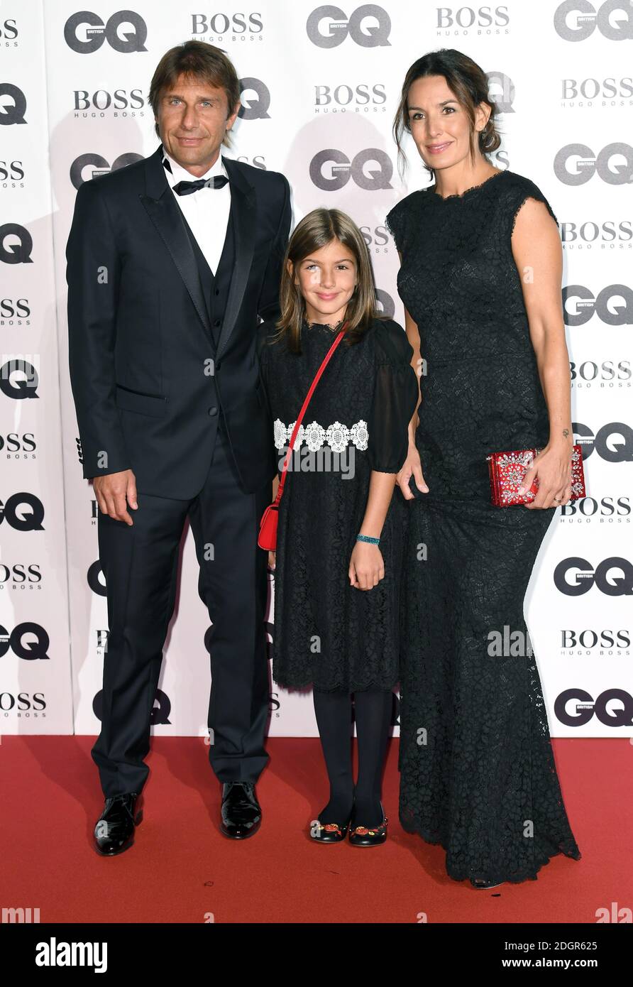 Antonio Conte mit Frau Elisabetta Muscarello und Tochter Vittoria Conte bei den GQ Men of the Year Awards 2017 in der Tate Modern, London. Bildnachweis sollte lauten: Doug Peters/Empics Entertainment Stockfoto