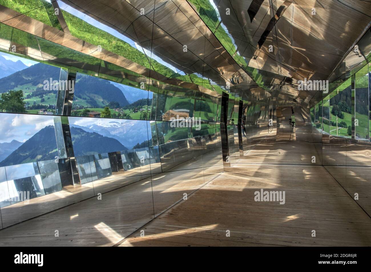 Gstaad, Schweiz - 15. August 2020 - temporäre Kunstinstallation von Doug Aitken, Mirage besteht aus einem Spiegelhaus auf einem Wanderweg zwischen schön Stockfoto
