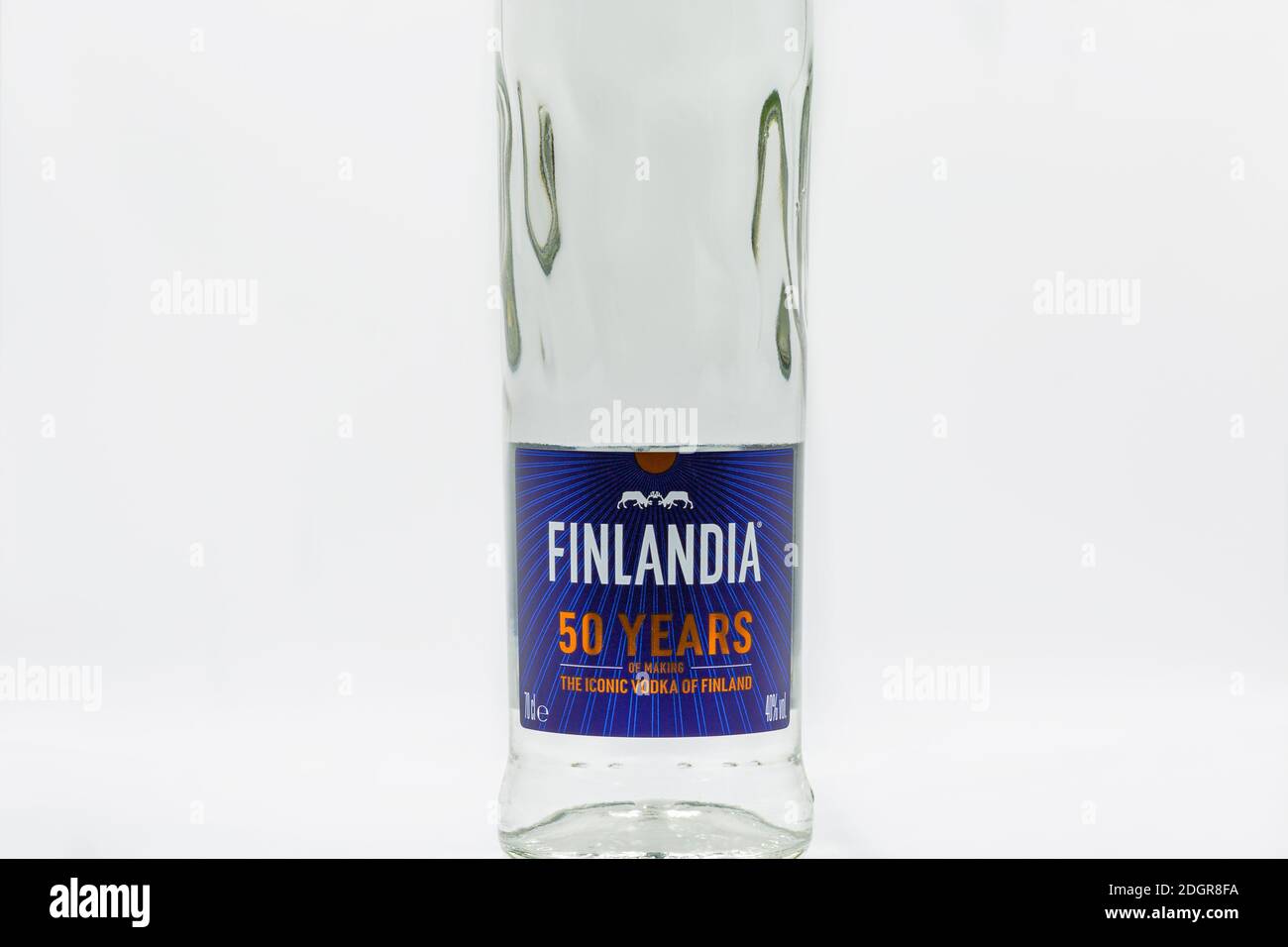 KIEW, UKRAINE - 03. OKTOBER 2020: Finlandia Wodka Flasche Nahaufnahme gegen Weiß. Finlandia Wodka wurde aus Gerste und reinem Gletscherwasser hergestellt Stockfoto