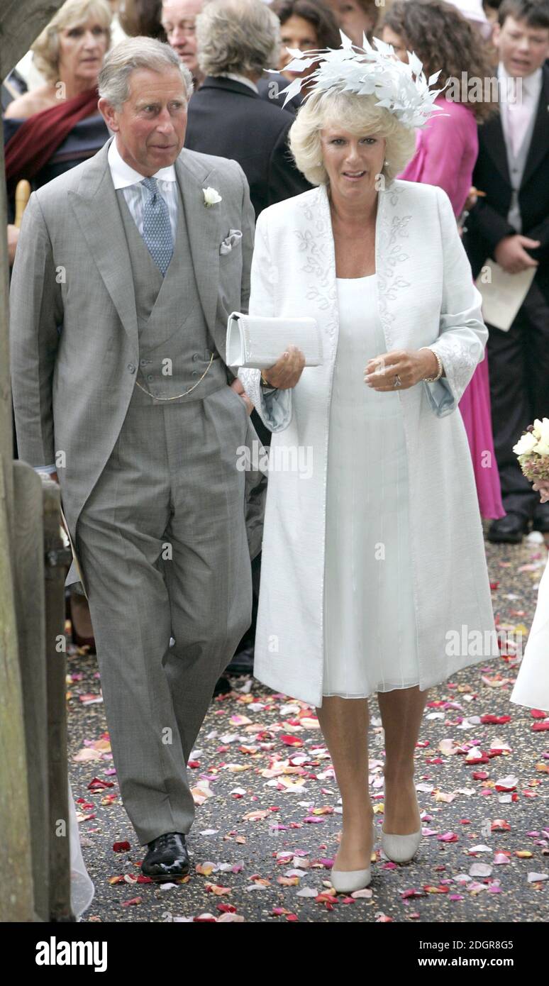 Prinz Charles und Camilla Parker Bowles bei der Hochzeit von Tom Parker  Bowles und Sara Buys, St. Nicholas Church, Rotherfield Grays bei Henley,  Oxfordshire. Doug Peters/allactiondigital.com Stockfotografie - Alamy