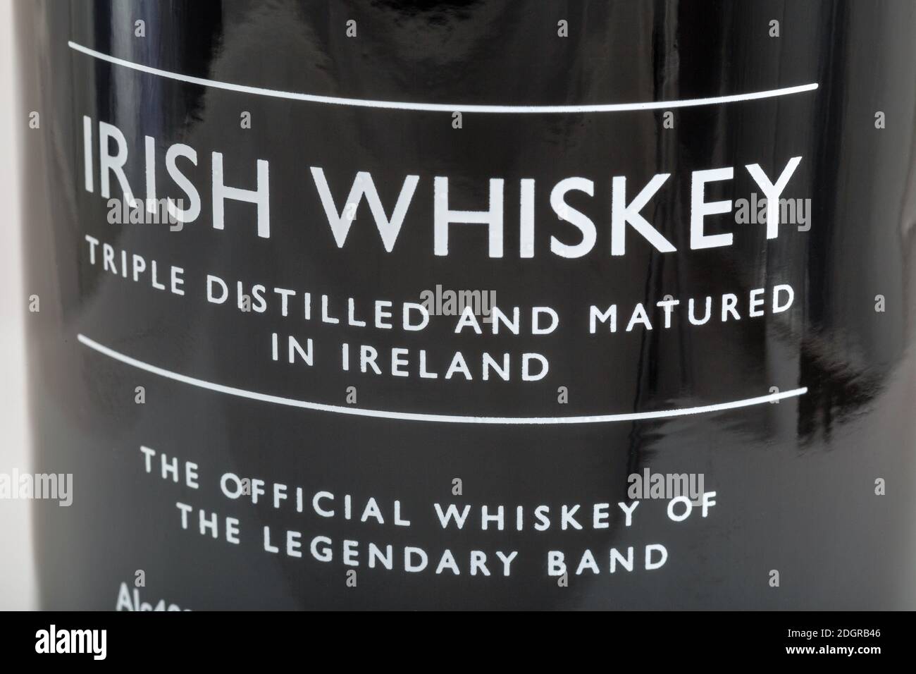 KIEW, UKRAINE - 17. FEBRUAR 2019: The Pogues Blended Irish Whiskey dreifach destilliert und gereift Flaschenetikett Nahaufnahme. Es ist der offizielle Whiskey von l Stockfoto