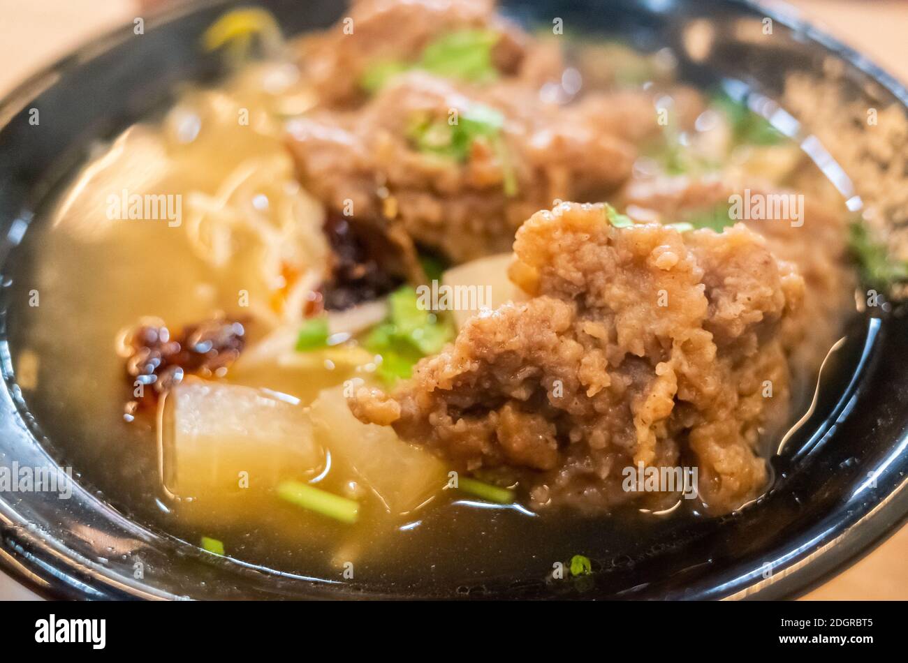 Taiwanesische Küche mit Suppennudeln mit Schweinefleisch Rippchen Kuchen Stockfoto