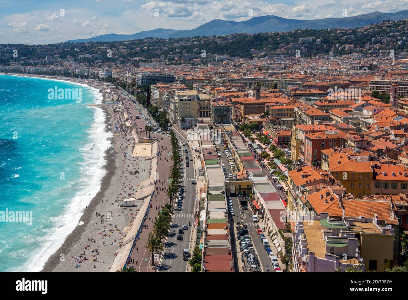 Die Promenade des Anglais und die Stadt Nizza an der Cote d'Azur in Südfrankreich. Stockfoto