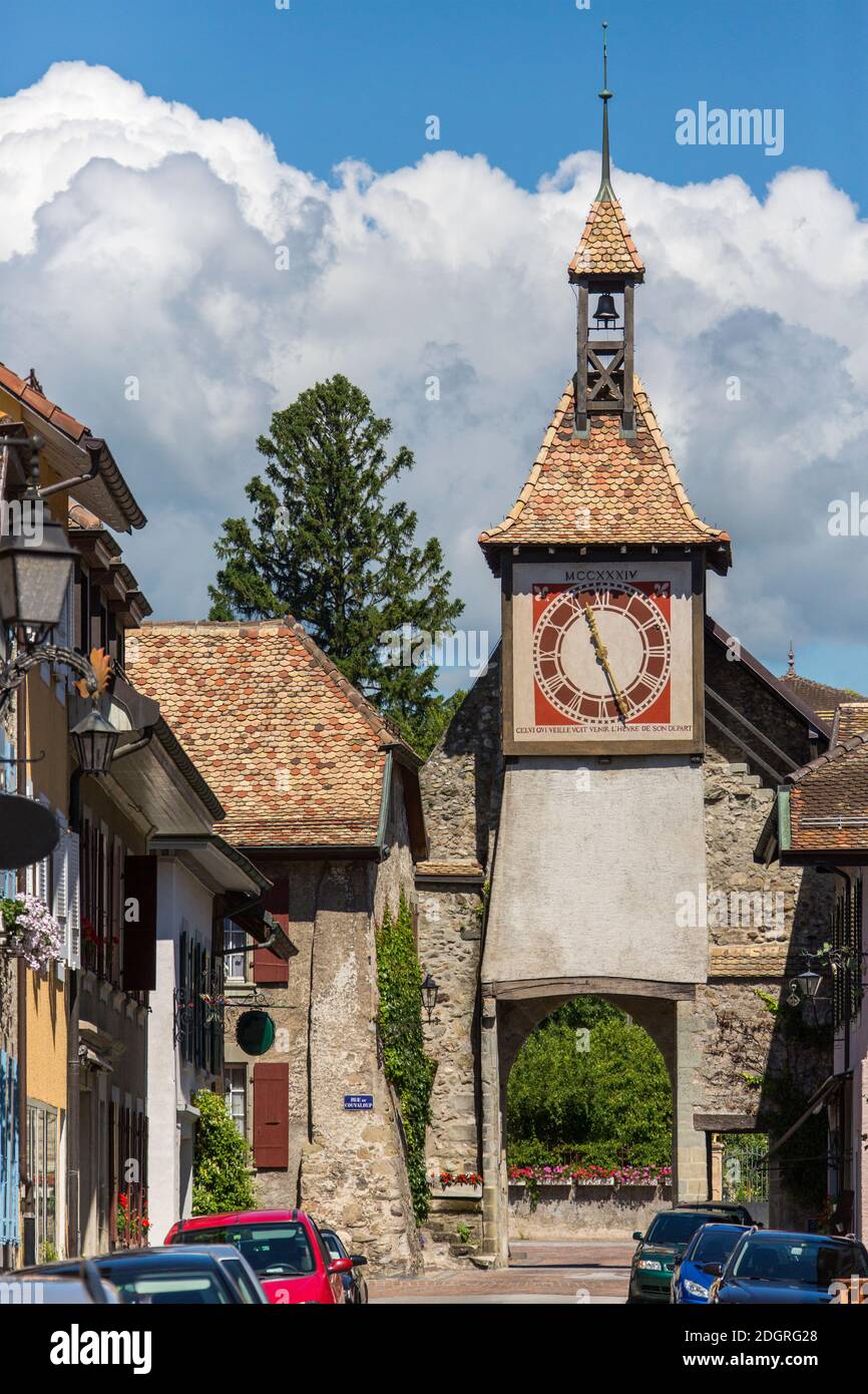 Uhrturm in der Stadt St. Prex am Nordufer des Genfer Sees im Kanton Waadt. Stockfoto