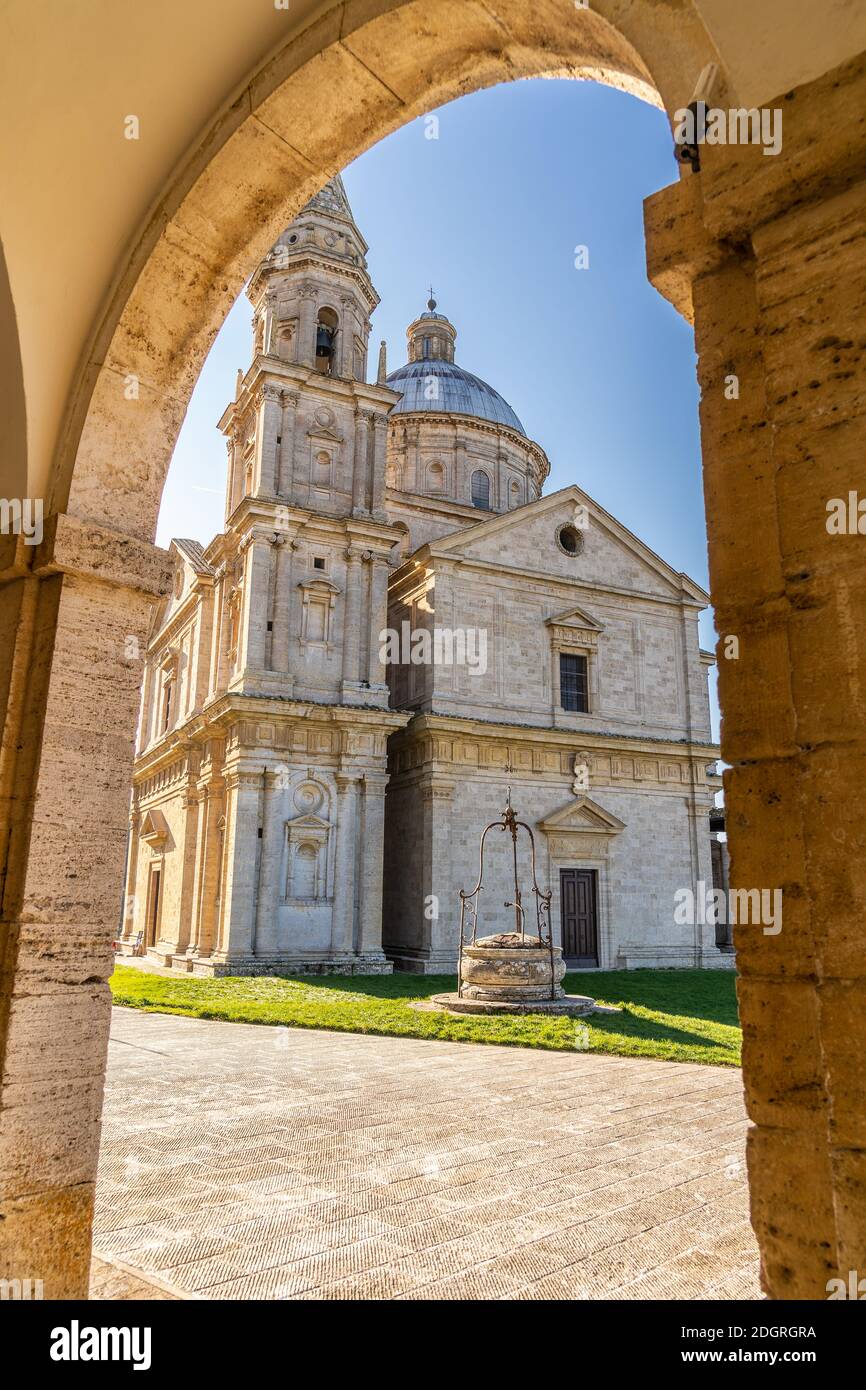 Der Tempel von San Biagio, imposante Travertin Kirche, in der Mitte der toskanischen Landschaft, ist eines der besten Beispiele der Renaissance-Kunst, Montepulciano, Siena, Toskana, Italien. Stockfoto