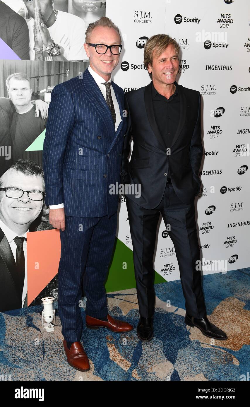 Gary Kemp (links) und Steve Norman vom Spandau Ballet kommen zu den 26. Annual Music Industry Trusts Awards im Grosvenor House Hotel, London. Bildnachweis sollte lauten: Doug Peters/Empics Entertainment Stockfoto