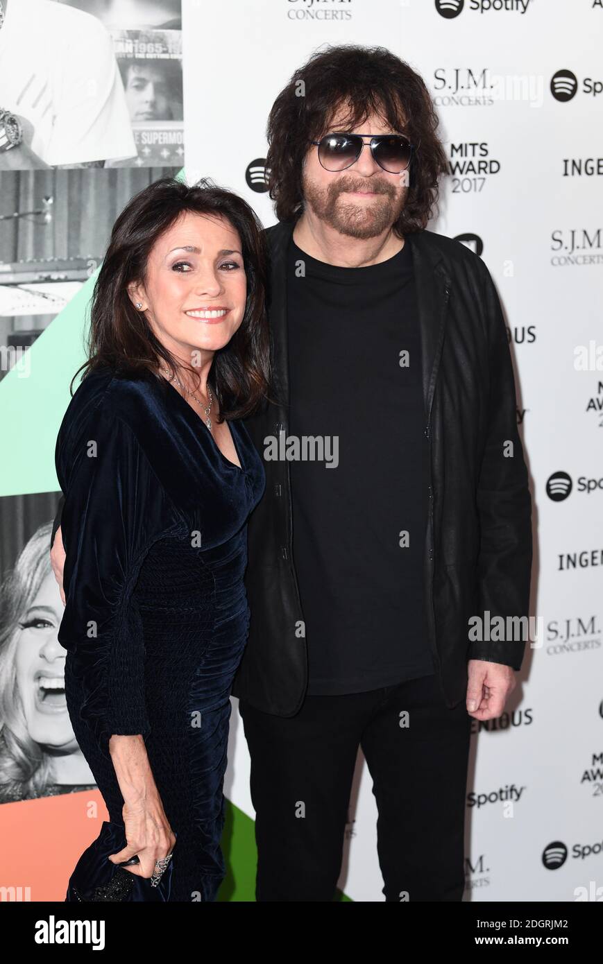 Jeff Lynne von ELO mit Partner Camelia Kath bei der Ankunft zu den 26. Jährlichen Music Industry Trusts Awards im Grosvenor House Hotel, London. Bildnachweis sollte lauten: Doug Peters/Empics Entertainment Stockfoto