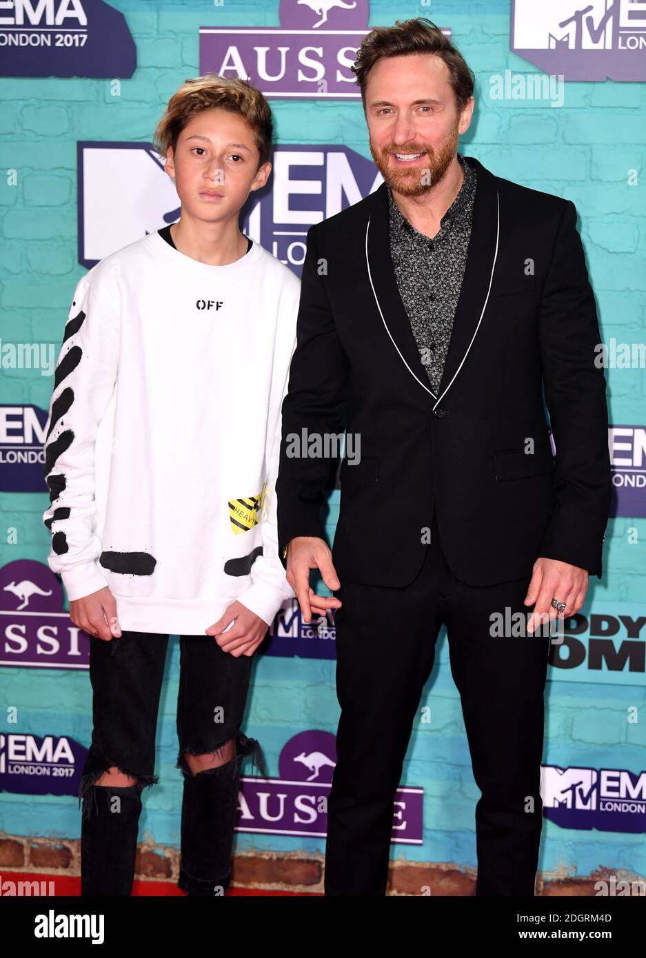 David Guetta und sein Sohn Tim Elvis Eric bei der Ankunft bei den MTV Europe Music Awards 2017 in der SSE Arena, London. Bildnachweis sollte lauten: Doug Peters/EMPICS Entertainment Stockfoto