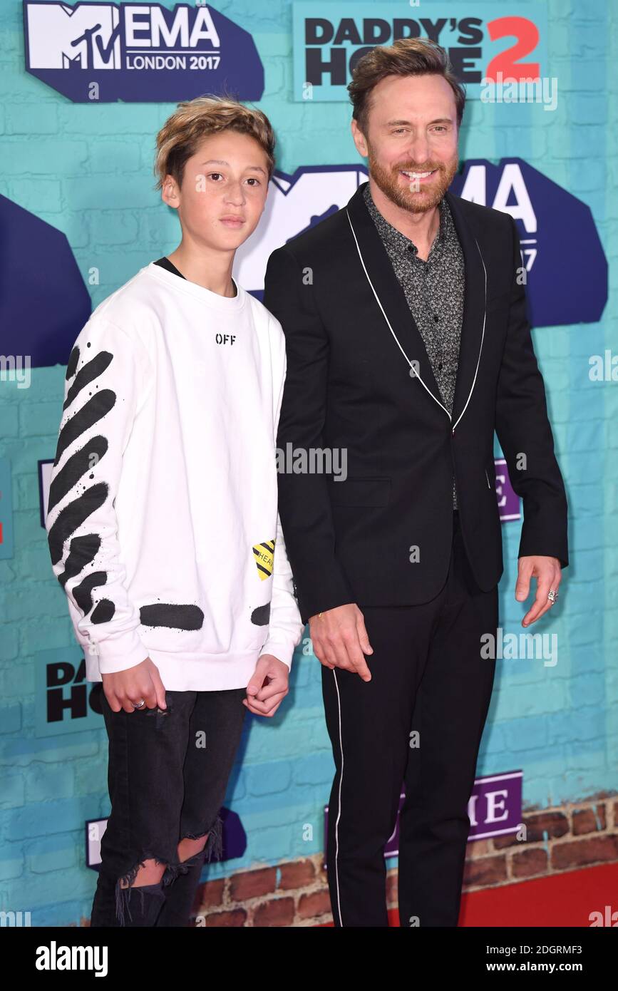 David Guetta und Sohn Elvis bei der Ankunft bei den MTV Europe Music Awards  2017 in der SSE Arena, London. Bildnachweis sollte lauten: Doug  Peters/EMPICS Entertainment Stockfotografie - Alamy