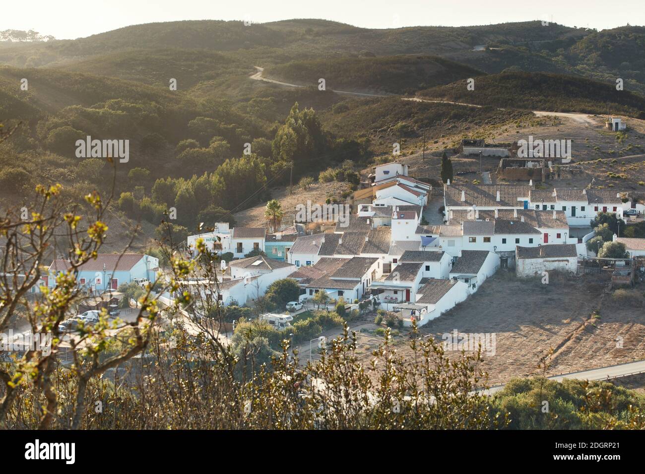 Blick über das restaurierte traditionelle Dorf Aldeia da Pedralva, Naturpark Costa Vincente, Algarve, Portugal, Europa Stockfoto