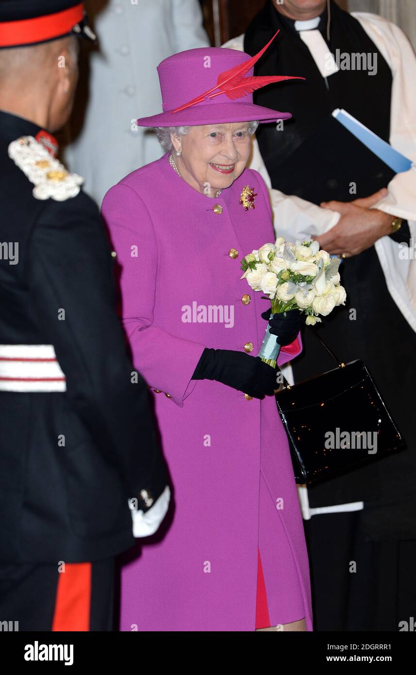 Königin Elizabeth II. Verlässt den 150. Jahrestag der Feier von Scripture Union in der St. Mary's Church, Upper Street, Islington, London. Bild Kredit sollte lesen: Doug Peters / EMPICS Entertainment Stockfoto