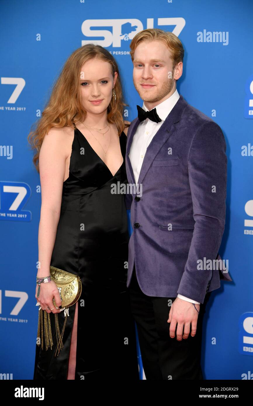 Sally Brown und Jonnie Peacock während der Red Carpet-Ankünfte für BBC Sports Personality of the Year 2017 in der Liverpool Echo Arena. Stockfoto
