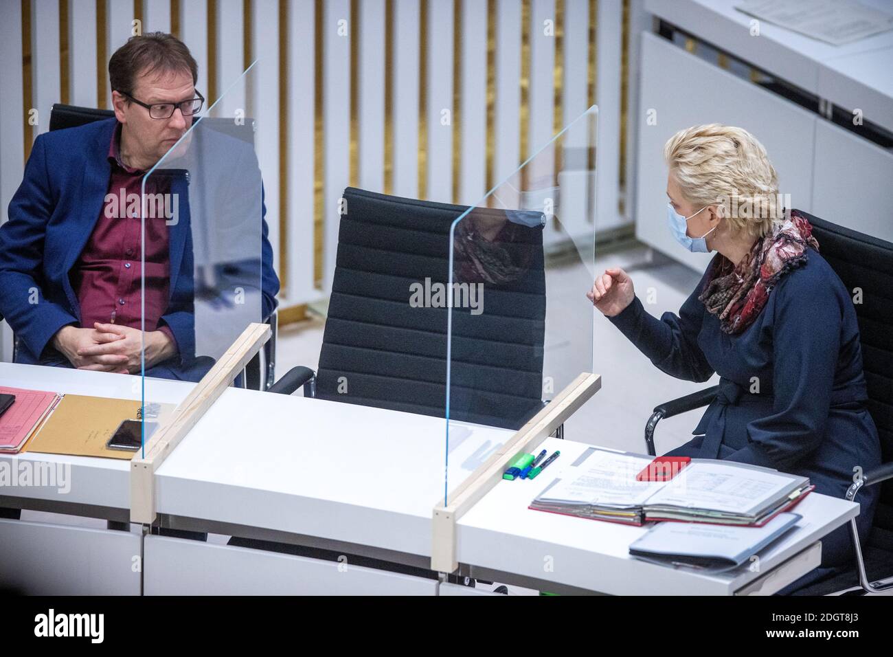 Schwerin, Deutschland. Dezember 2020. Die Ministerpräsidentin von Mecklenburg-Vorpommern, Manuela Schwesig (SPD), spricht mit dem Innenminister Torsten Renz (CDU) im landtag. In der letzten Sitzungsperiode dieses Jahres wird das landparlament den zweiten Nachtragshaushalt als Folge der Corona-Krise oder das staatliche Gesetz über die geplante Erhöhung des Rundfunkbeitrags erörtern. Quelle: Jens Büttner/dpa-Zentralbild/dpa/Alamy Live News Stockfoto