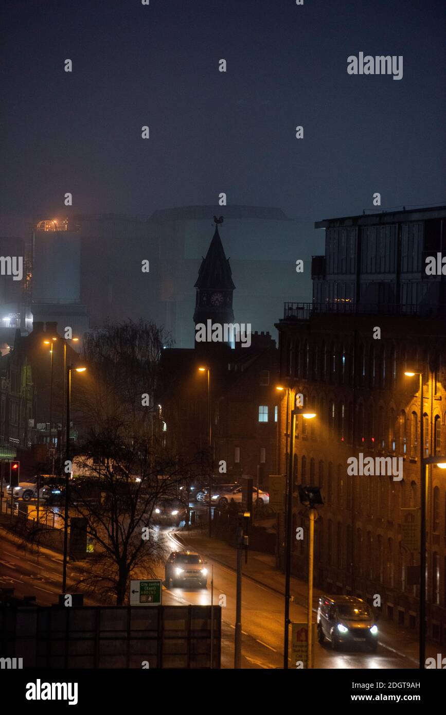 Rush Hour auf der Queen's Road in Nottingham City, mit Blick auf Eastcroft Depot und London Road, Nottinghamshire England Stockfoto