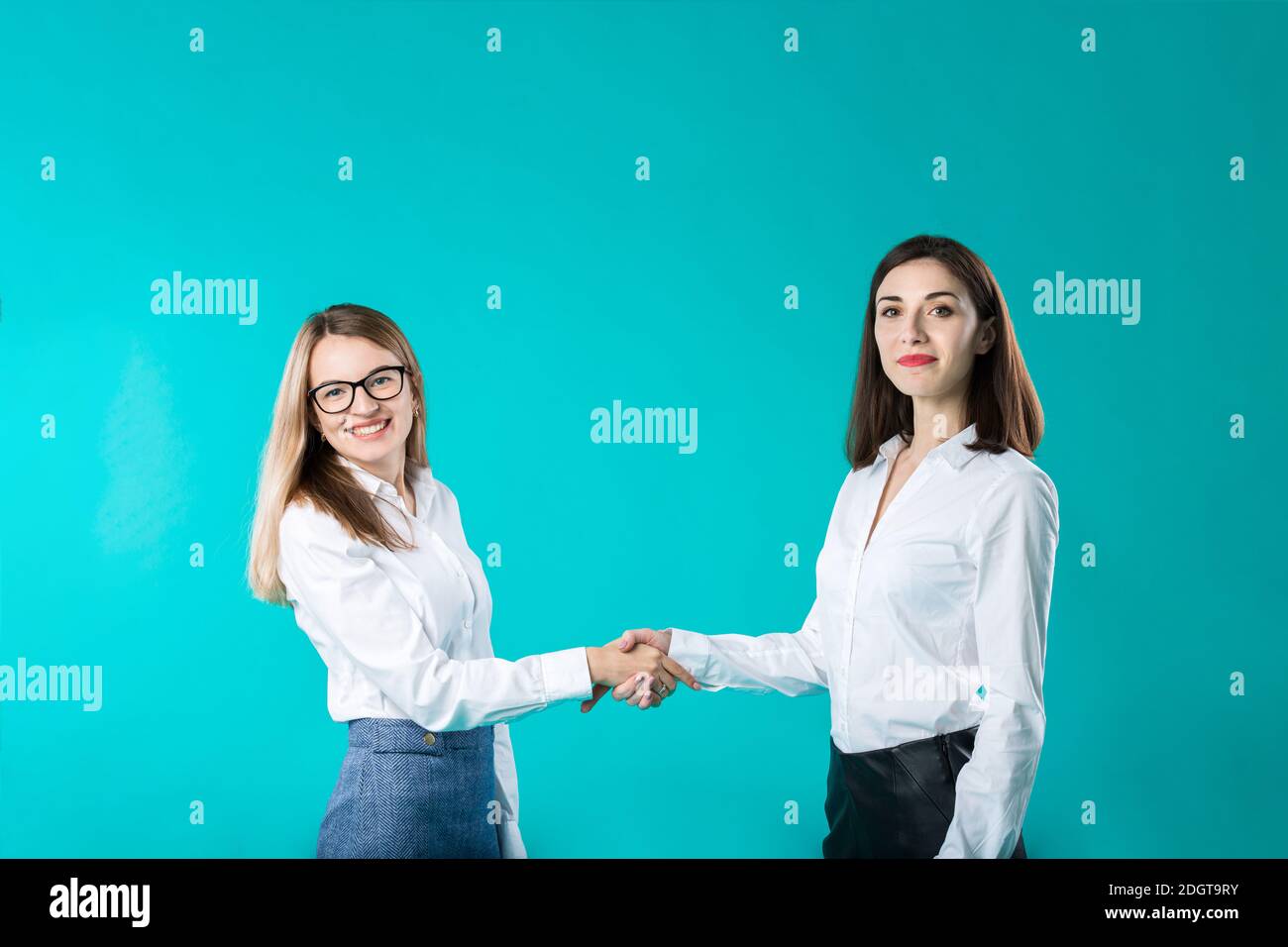 Geschäftsfrau Händeschütteln, Konzept schließen oder Partnerschaft. Zwei Partnerinnen Handshaking nach Unterzeichnung eines Geschäftsvertrages. Stockfoto