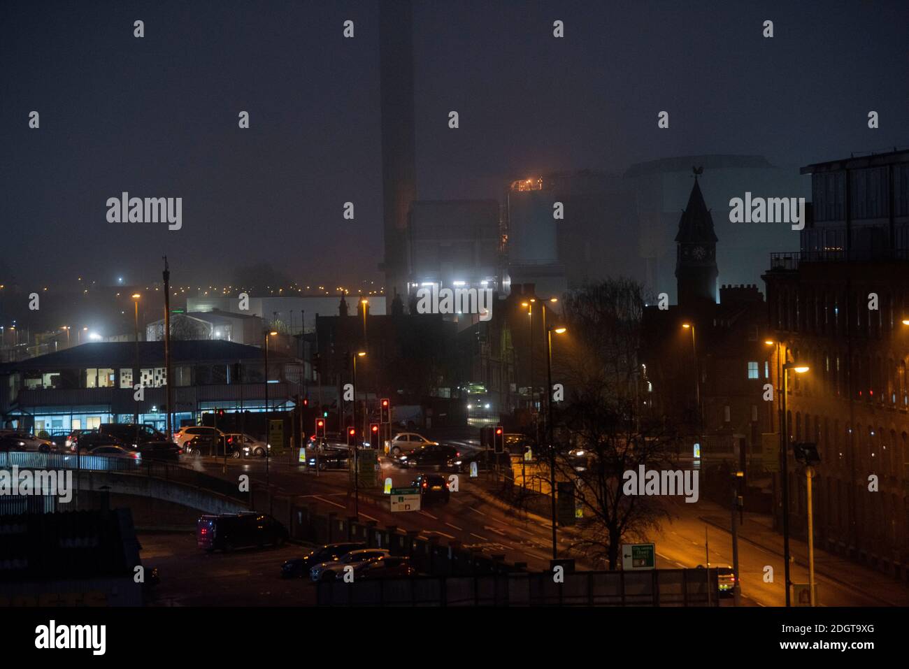 Rush Hour auf der Queen's Road in Nottingham City, mit Blick auf Eastcroft Depot und London Road, Nottinghamshire England Stockfoto