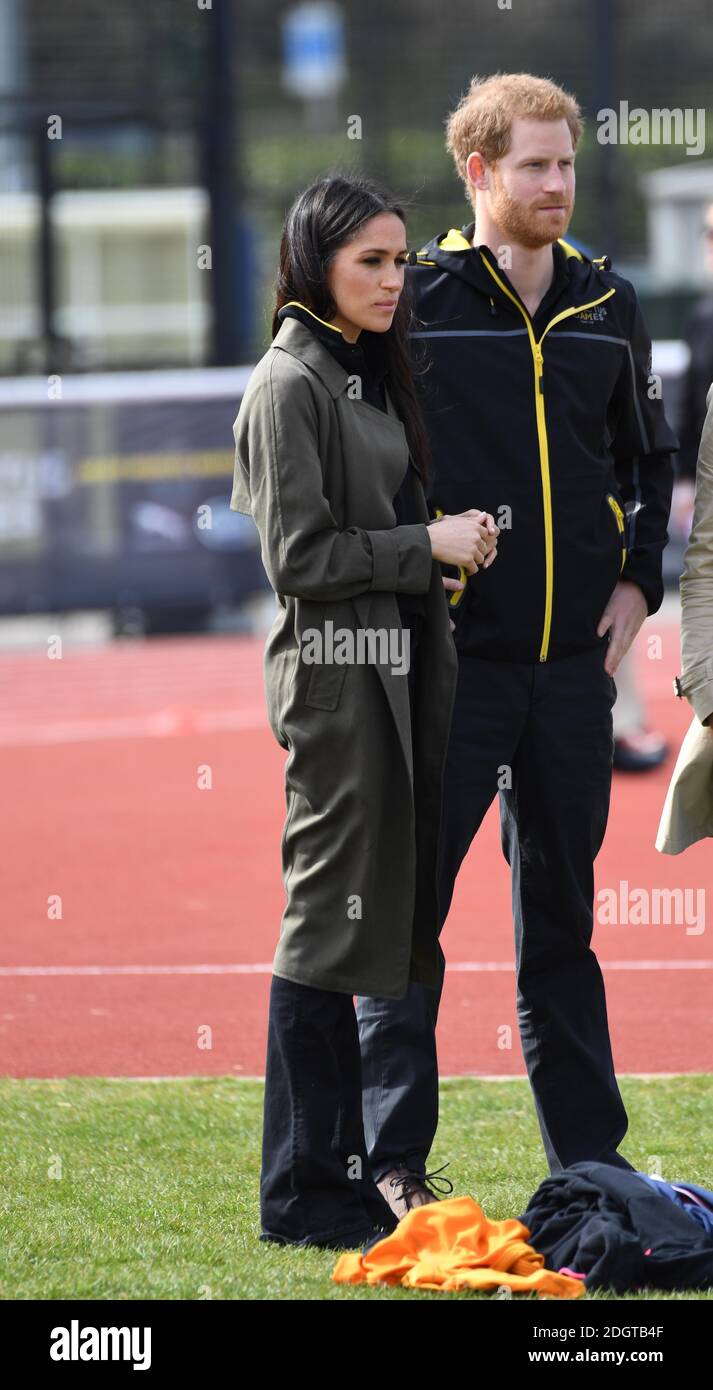 Prinz Harry und Meghan Markle bei einem Besuch im Sporttrainingsdorf der Universität Bath. Stockfoto