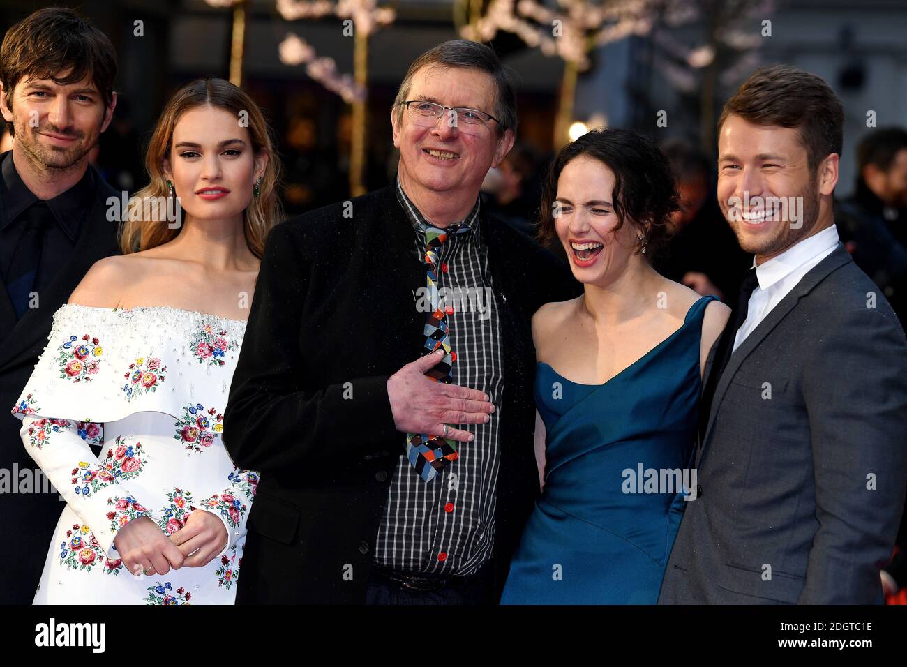 Michiel Huisman (von links nach rechts), Lily James, Mike Newell, Jessica Brown Findlay und Glen Powell bei der Uraufführung der Guernsey Literary and Potato Peel Pie Society im Curzon Mayfair, London. Bildnachweis sollte lauten: Doug Peters/EMPICS Entertainment Stockfoto