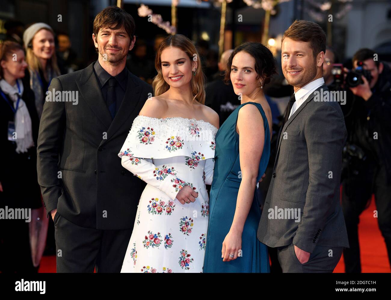 Michiel Huisman (von links nach rechts), Lily James, Jessica Brown Findlay und Glen Powell bei der Uraufführung der Guernsey Literary and Potato Peel Pie Society im Curzon Mayfair, London. Bildnachweis sollte lauten: Doug Peters/EMPICS Entertainment Stockfoto