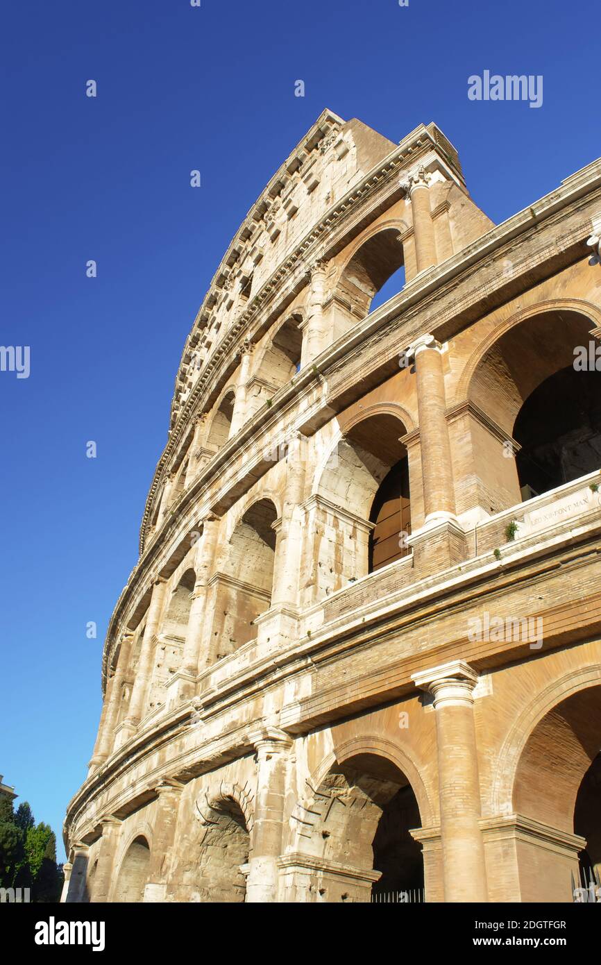 Teil des Kolosseums von Rom am blauen Himmel. Vertikales Bild Stockfoto