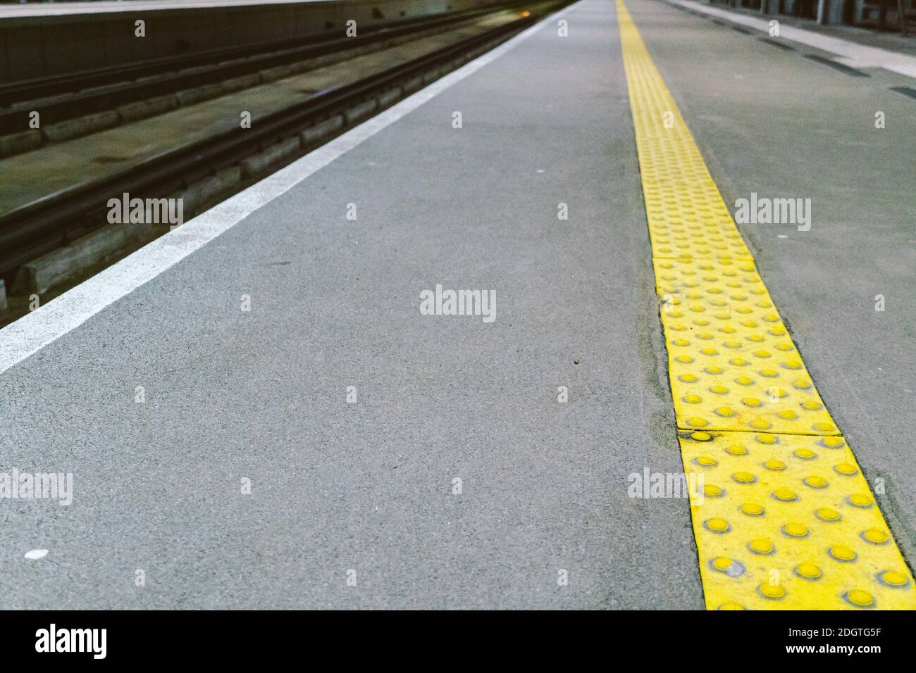 Bahnhof am Flughafen GDN in Danzig in Polen. Bahnsteig des Flughafens Lech Walesa in Danzig, Polen. Lotnisk Flughafen Danzig Stockfoto