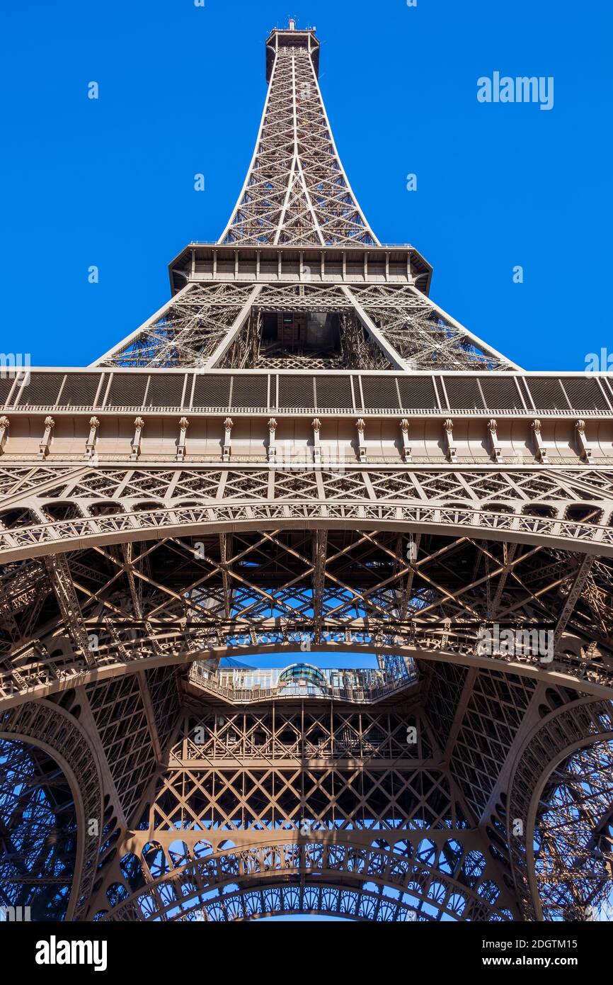 Der Eiffelturm am Champ De Mars in Paris Frankreich erbaut im Jahr 1889, ist ein beliebtes Reiseziel Touristenattraktion Wahrzeichen der Stadt, sto Stockfoto