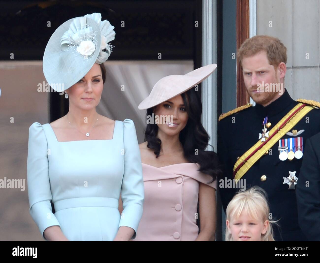 Prinz Harry, Meghan Duchess of Sussex und Catherine Duchess of Cambridge auf dem Balkon des Buckingham Palace in Trooping the Color, London. Bildnachweis sollte lauten: Doug Peters/EMPICS Stockfoto