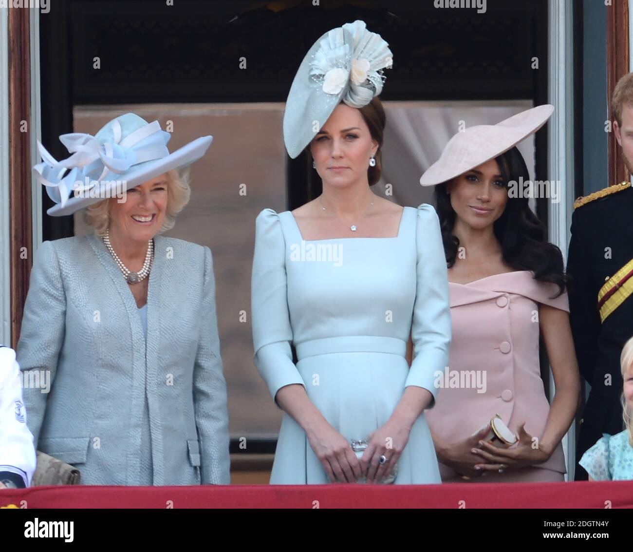Herzogin von Cornwall, Meghan Herzogin von Sussex und Catherine Herzogin von Cambridge auf dem Balkon des Buckingham Palace in Trooping the Color, London. Bildnachweis sollte lauten: Doug Peters/EMPICS Stockfoto