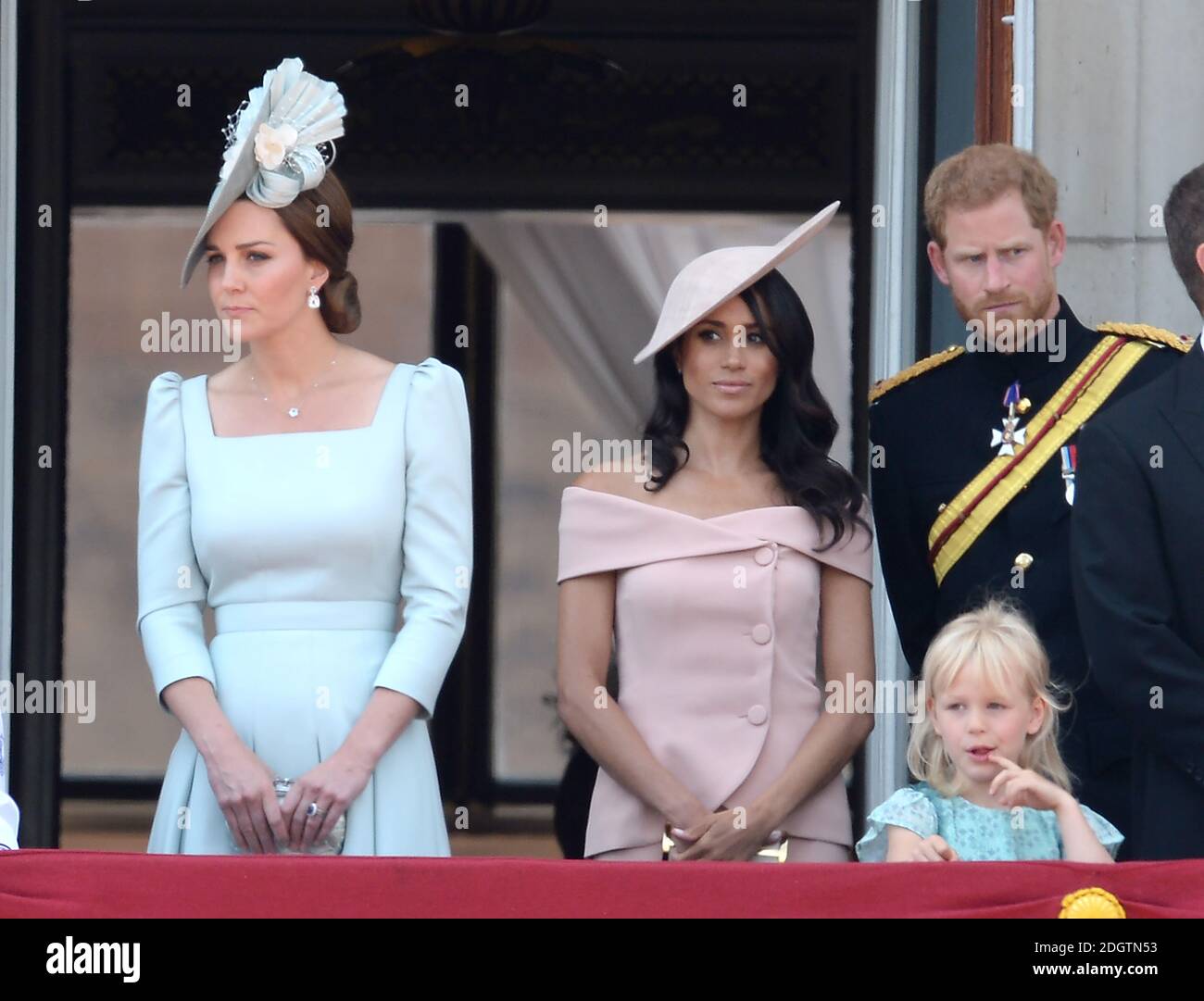 Prinz Harry, Meghan Duchess of Sussex, Catherine Duchess of Cambridge auf dem Balkon des Buckingham Palace in Trooping the Color, London. Bildnachweis sollte lauten: Doug Peters/EMPICS Stockfoto