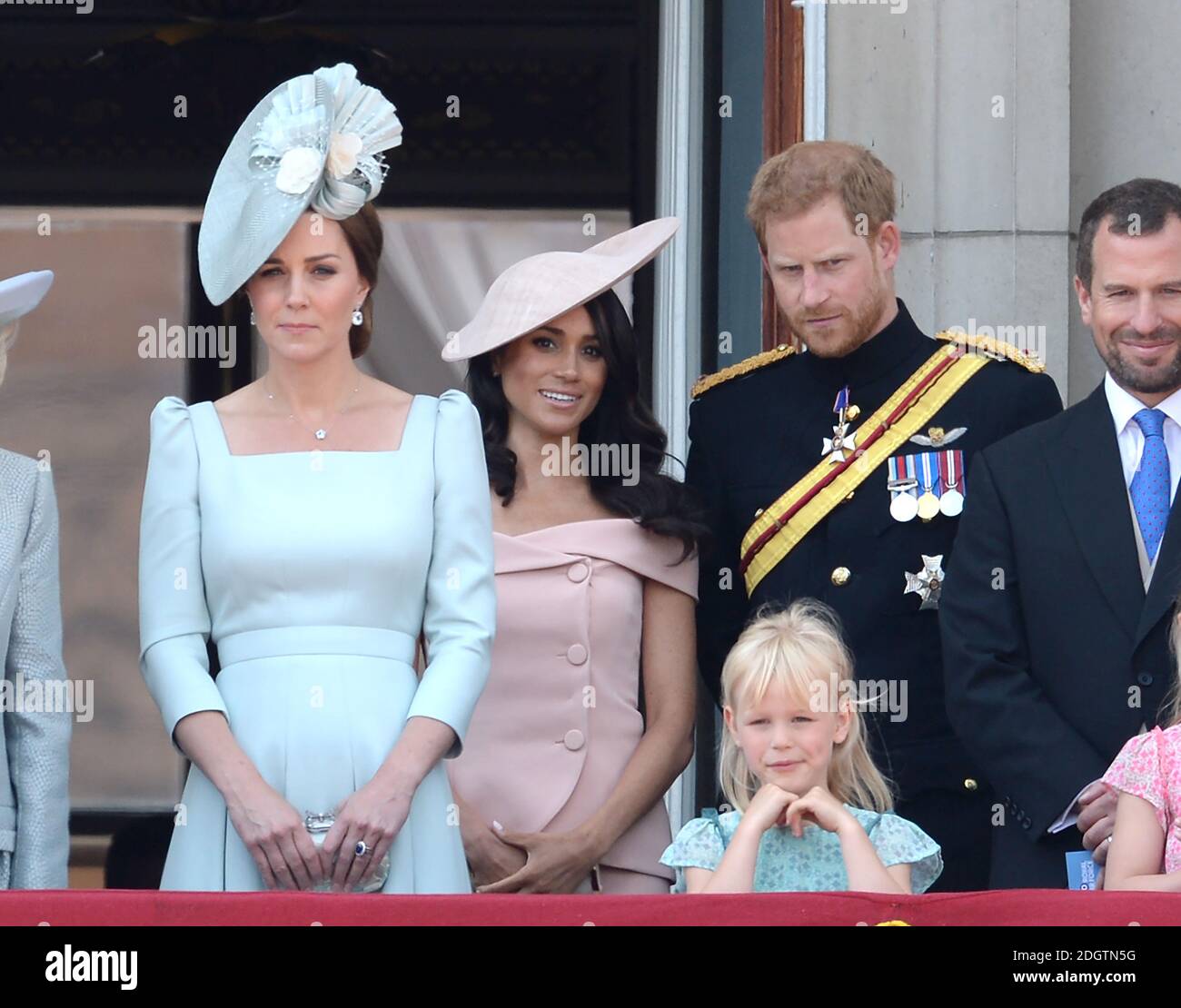 Prinz Harry, Meghan Duchess of Sussex und Catherine Duchess of Cambridge auf dem Balkon des Buckingham Palace in Trooping the Color, London. Bildnachweis sollte lauten: Doug Peters/EMPICS Stockfoto