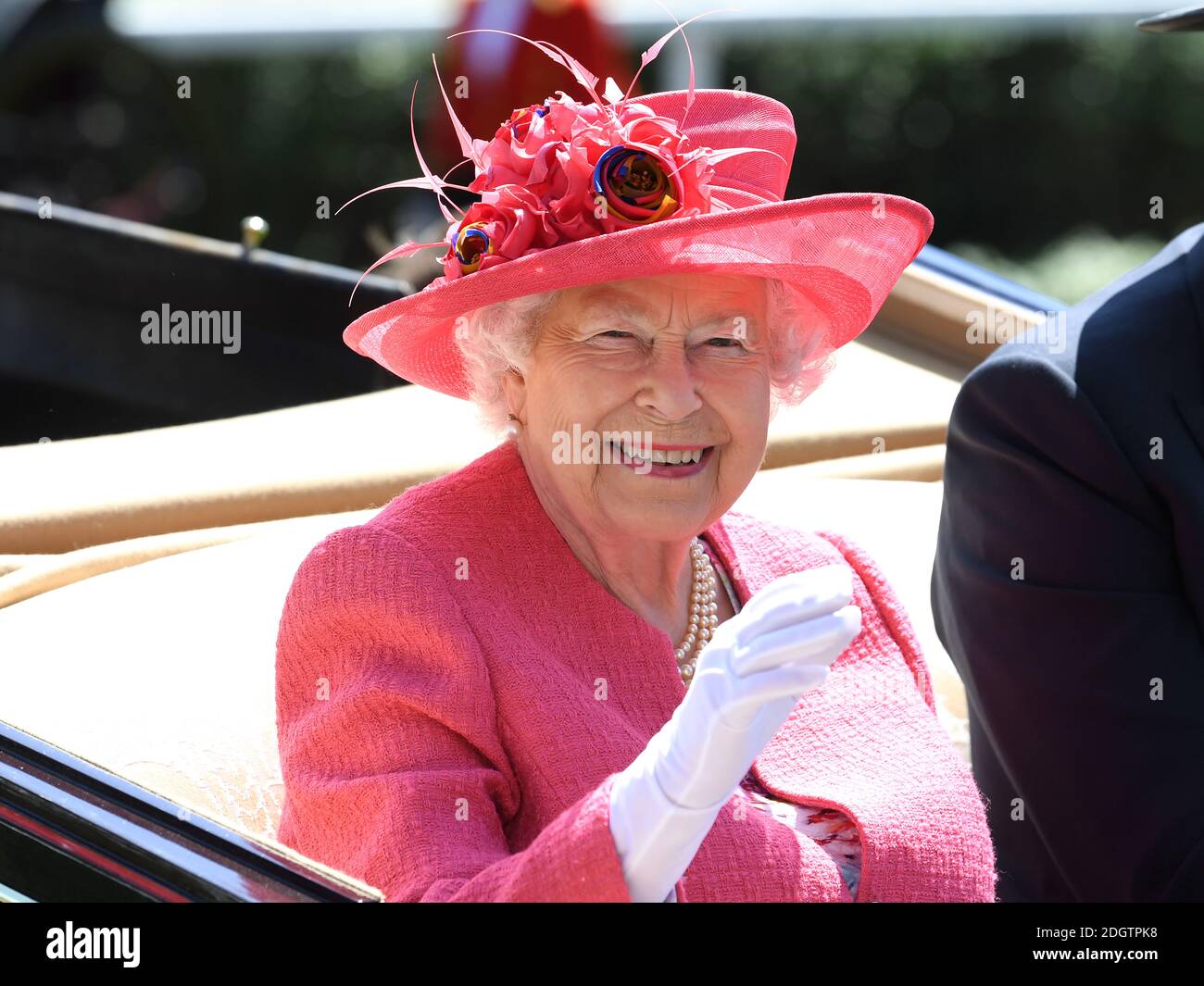 Königin Elizabeth II. Während des dritten Tages von Royal Ascot auf der Ascot Rennbahn. Bildnachweis sollte lauten: Doug Peters/EMPICS Stockfoto