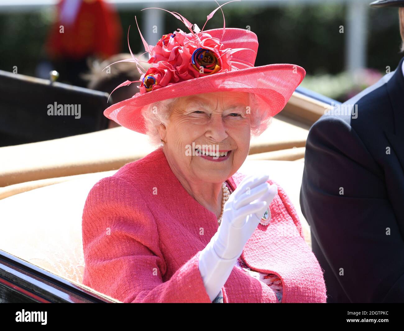 Königin Elizabeth II. Während des dritten Tages von Royal Ascot auf der Ascot Rennbahn. Bildnachweis sollte lauten: Doug Peters/EMPICS Stockfoto