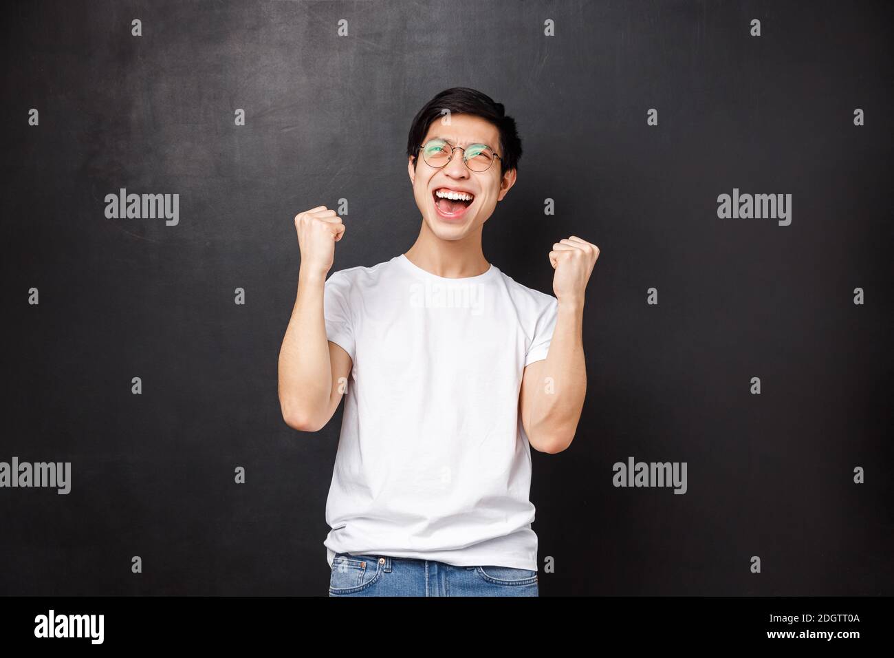 Guy Verwurzelung für Team als beobachten Sportspiel in Pub. Zufrieden asiatischen Mann Sport Fan jubelnden, feiern Sieg, Team erzielte Tor Stockfoto