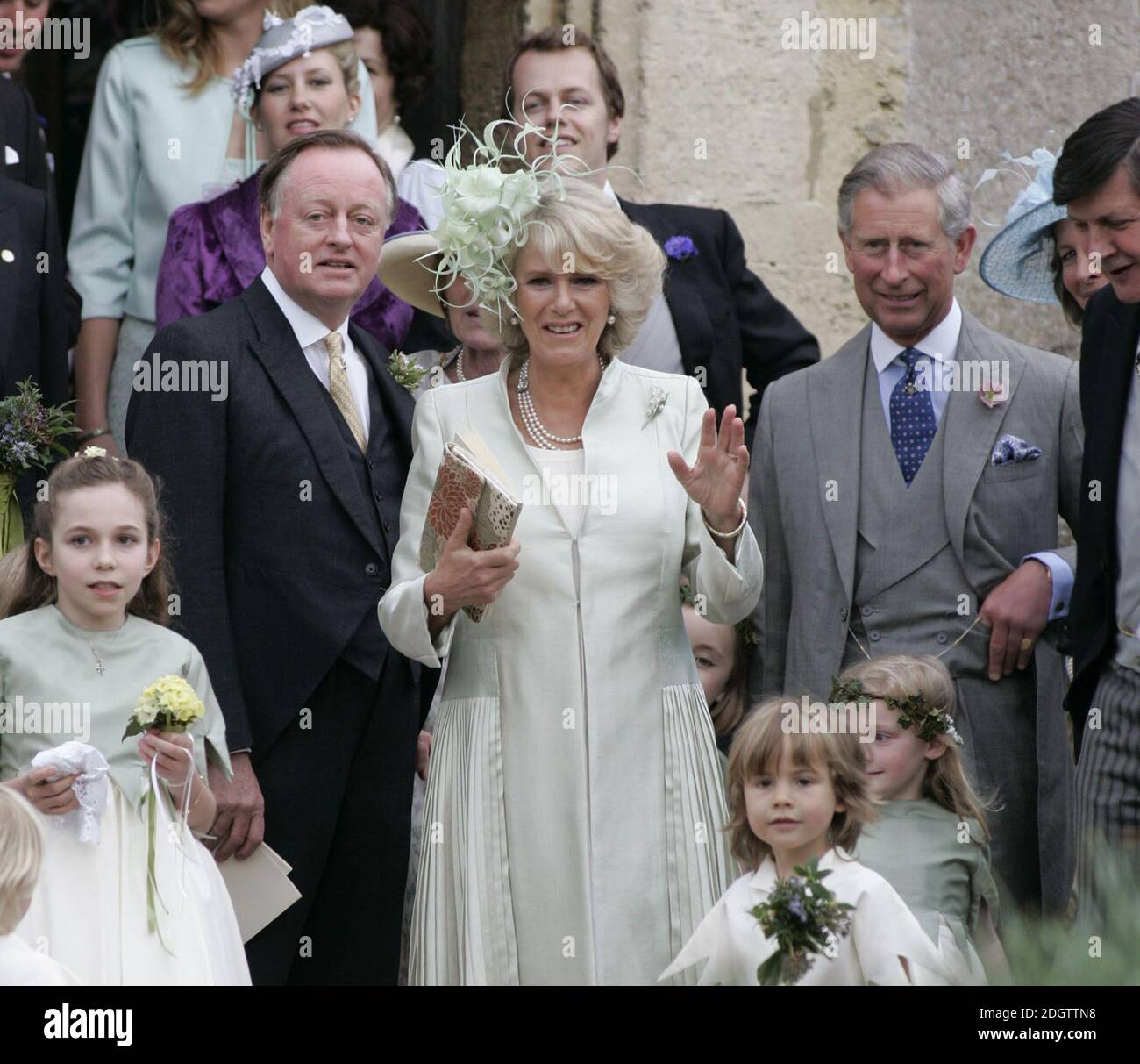 Camilla Herzogin von Cornwall, Andrew Parker Bowles und Charles Prince of Wales verlassen die St. Cyriac's Church. Stockfoto