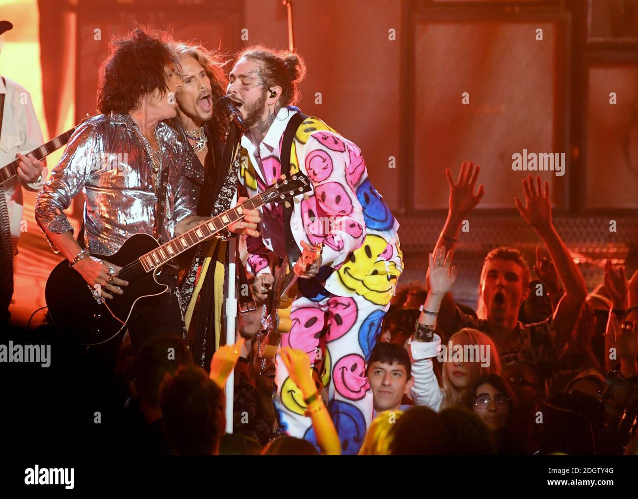 Post Malone (rechts) tritt mit Joe Perry (links) und Steven Tyler von Aerosmith auf der Bühne der MTV Video Music Awards 2018, Radio City, New York. Bildnachweis sollte lauten: Doug Peters/EMPICS Stockfoto